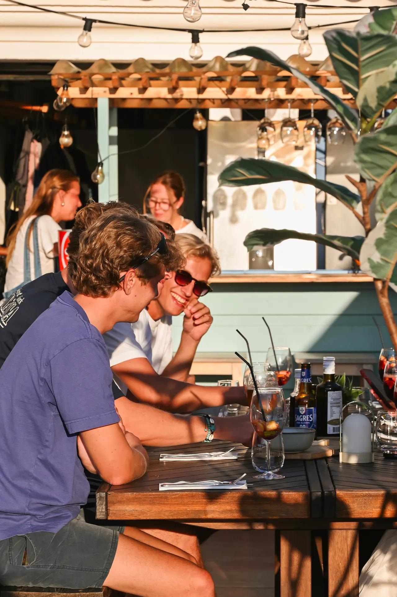 Gäster äter middag utomhus