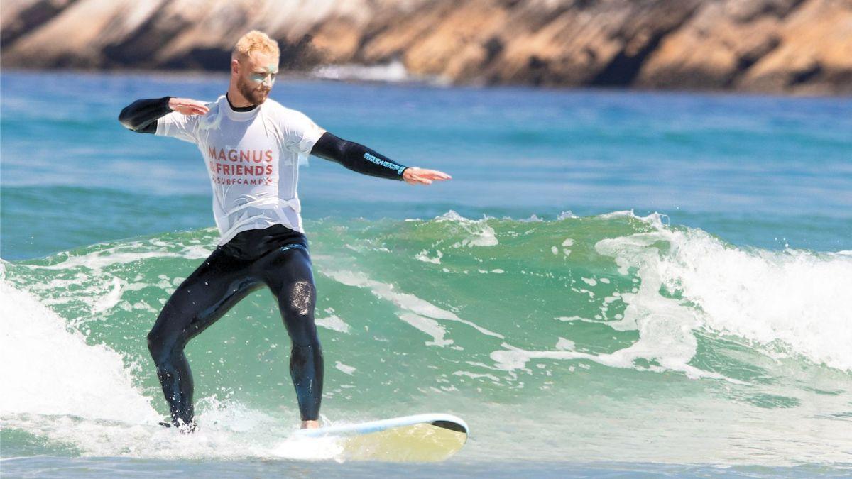 En surfare som tar en våg i Baleal, Portugal