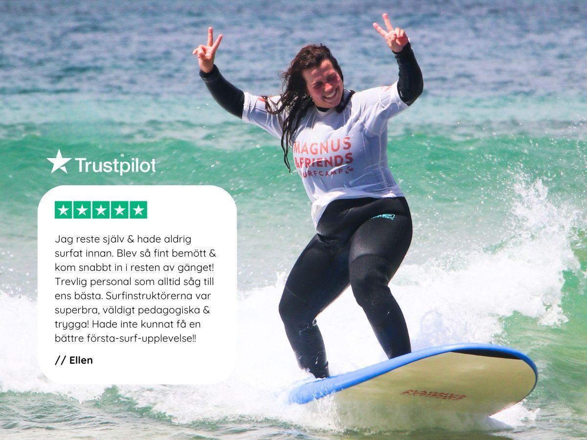 En glad surfare som surfar en våg och en Trustpilot review