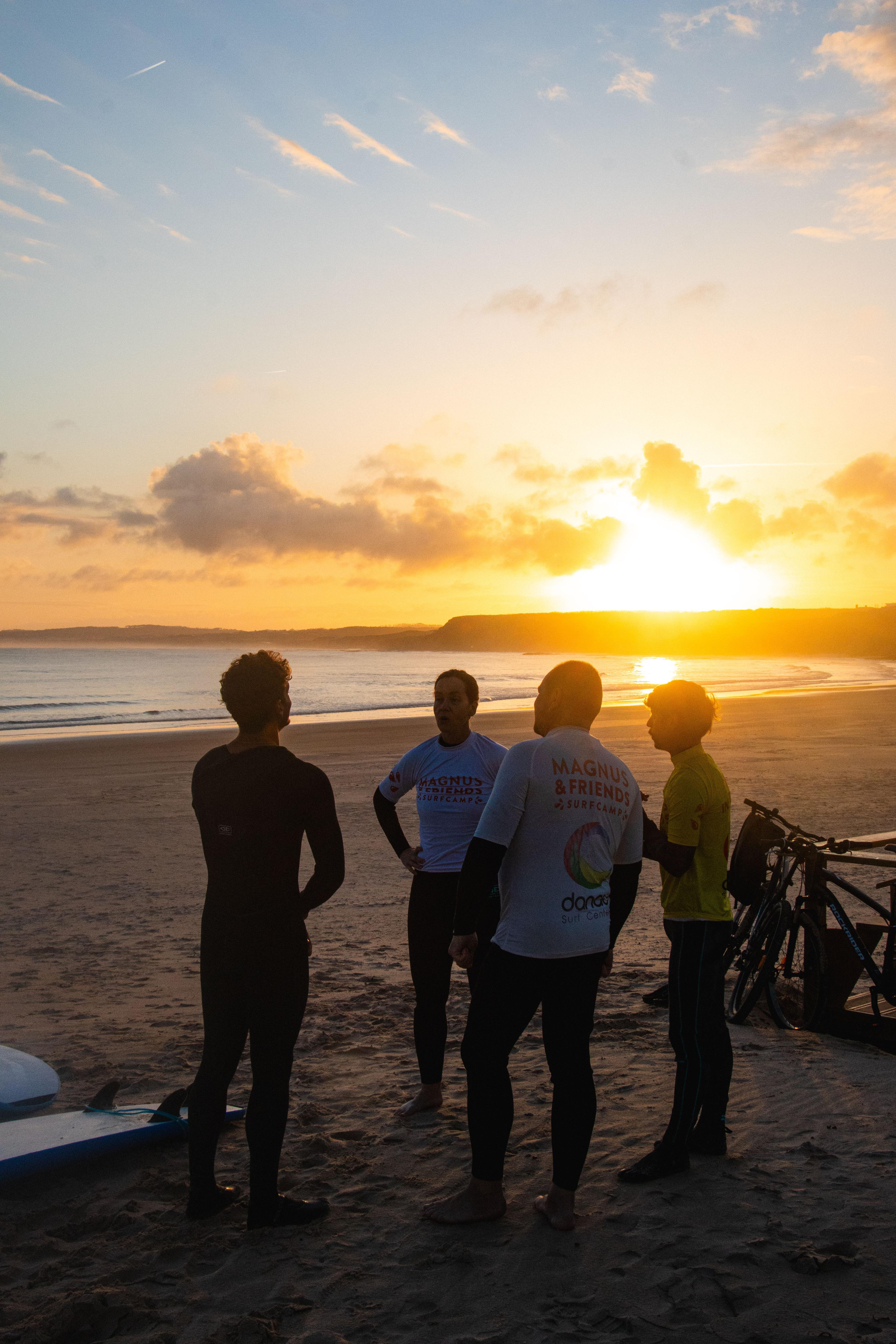 Sunrise surf i en fin soluppgång