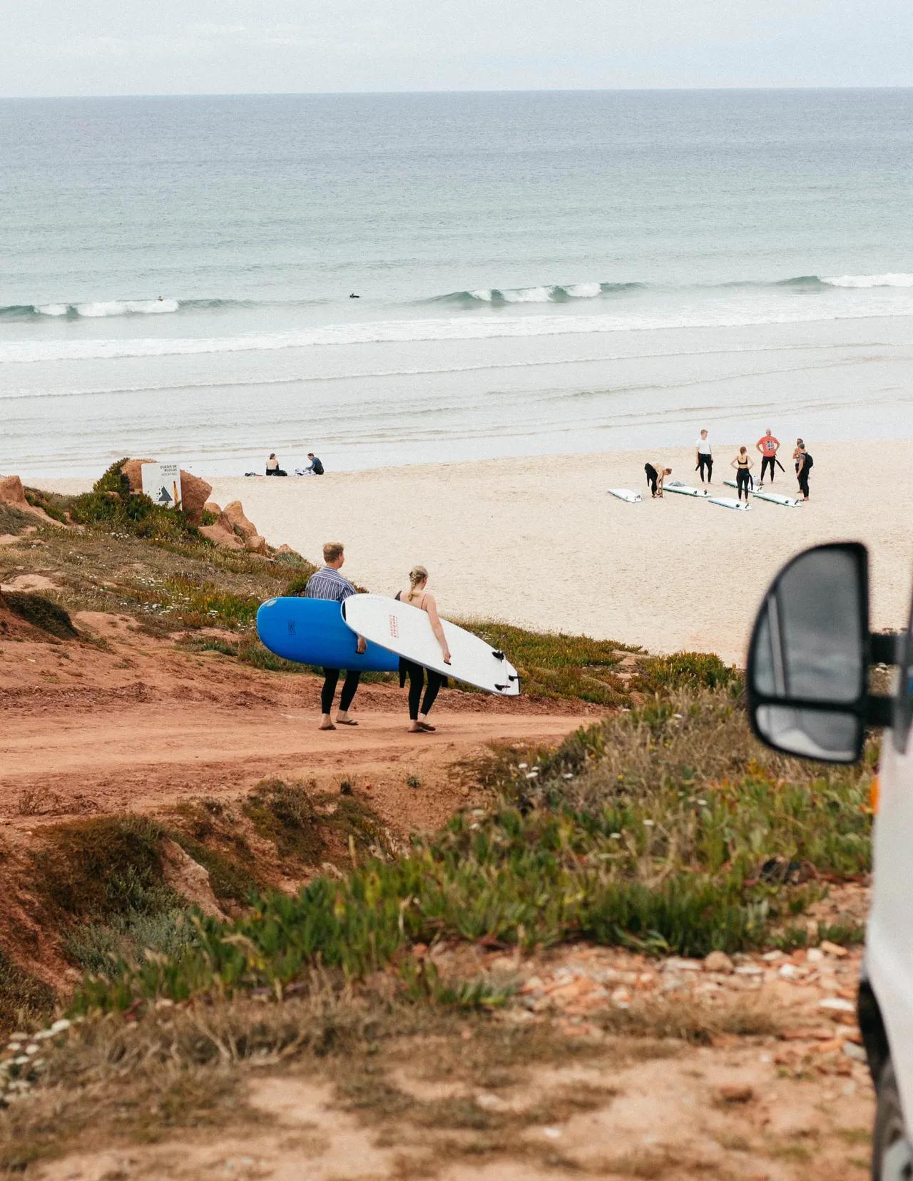 Surfare på väg till stranden i Baleal