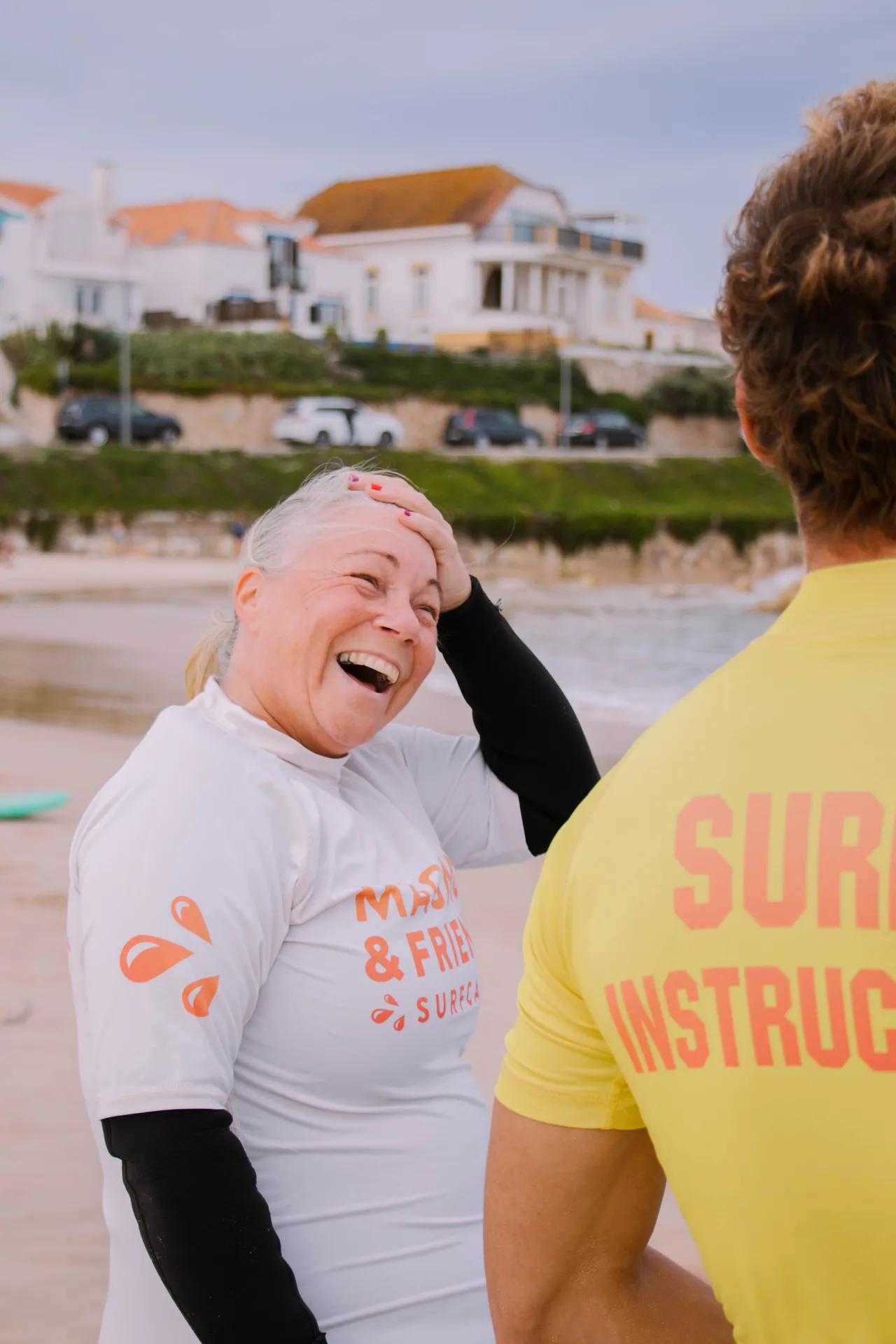 Skrattande surfare på stranden