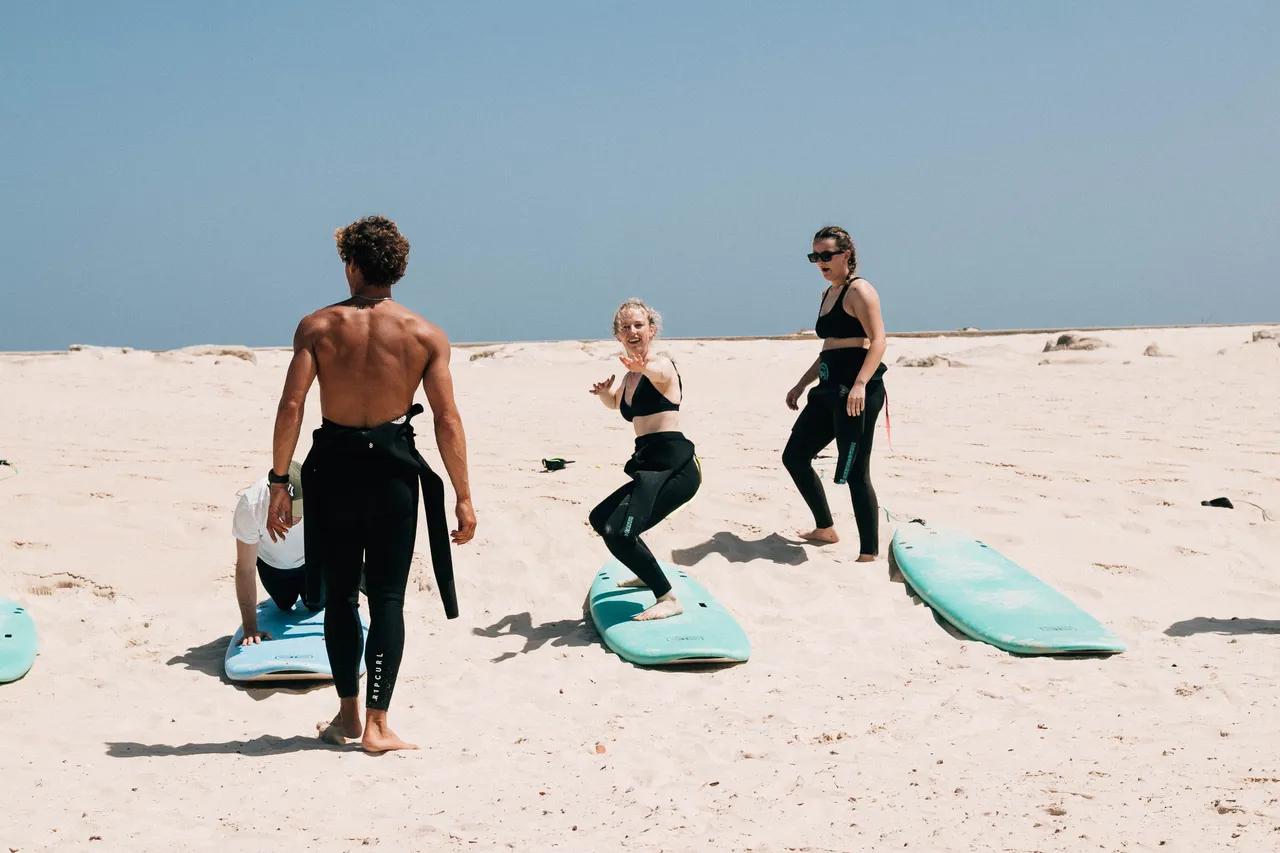 Surflektion på stranden