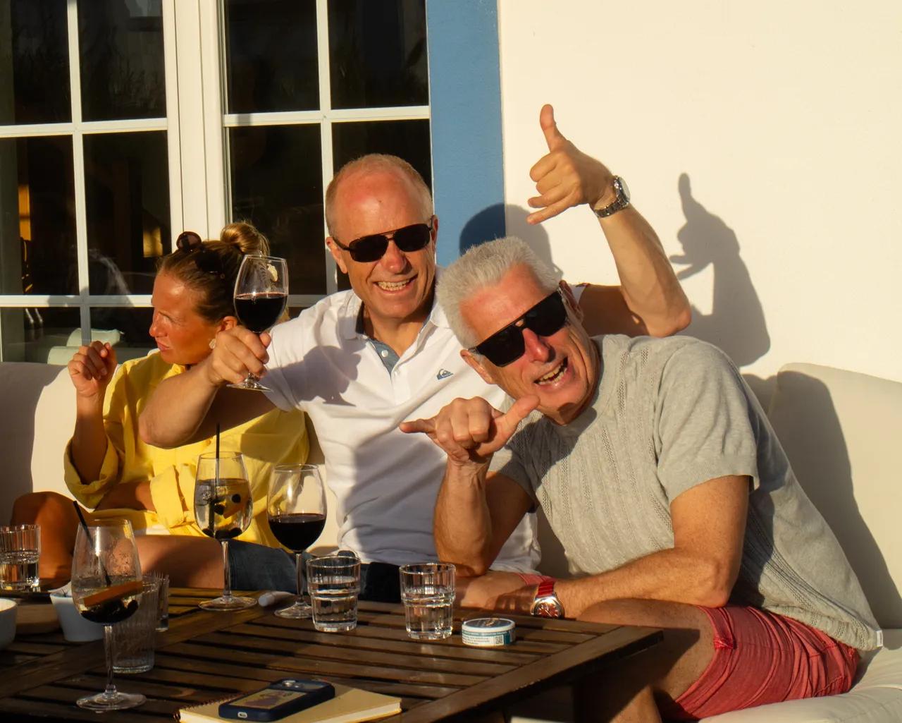 Thomas och Johan på aftersurf i solnedgången