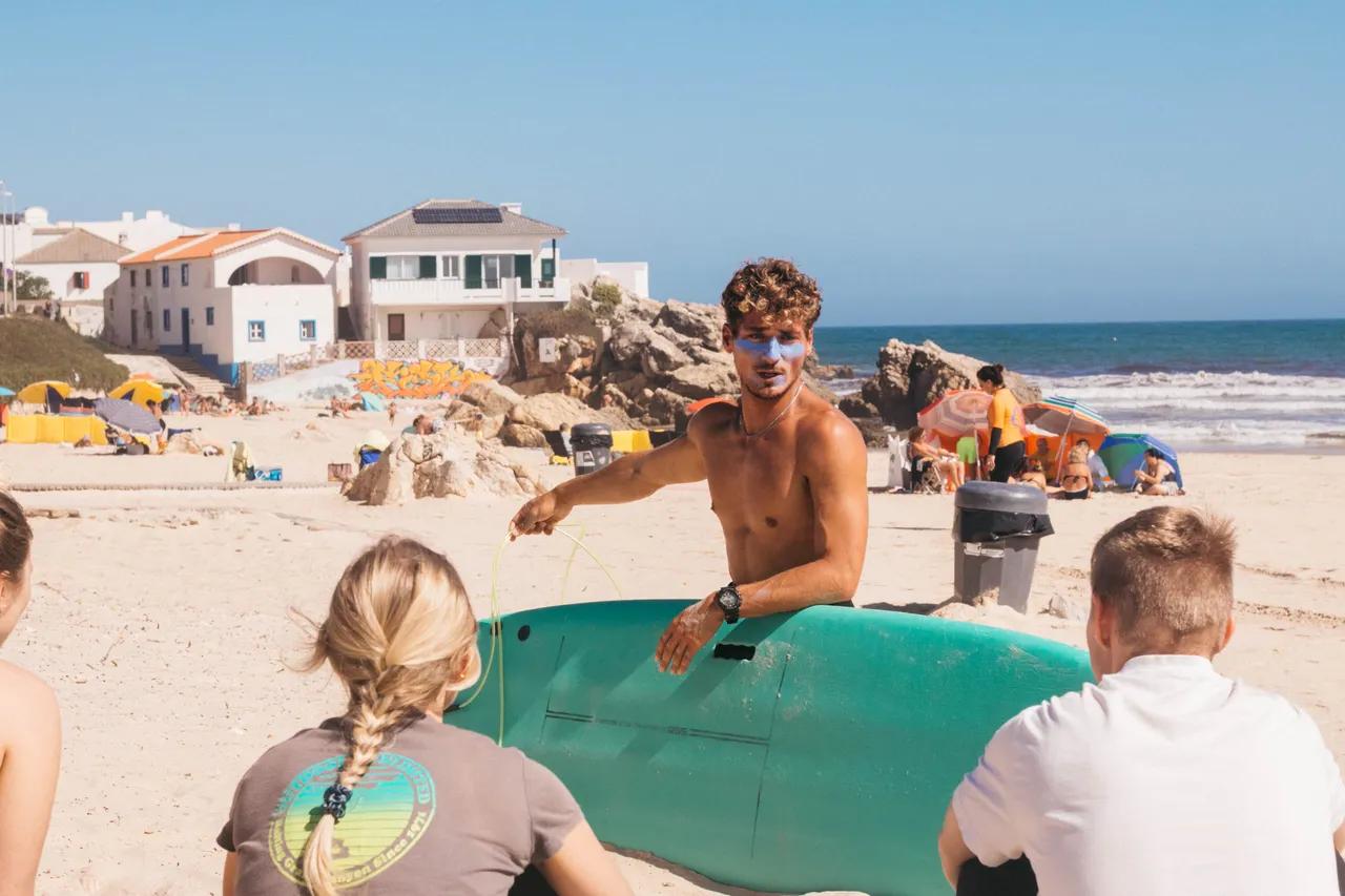 instruktör håller surflektion på stranden
