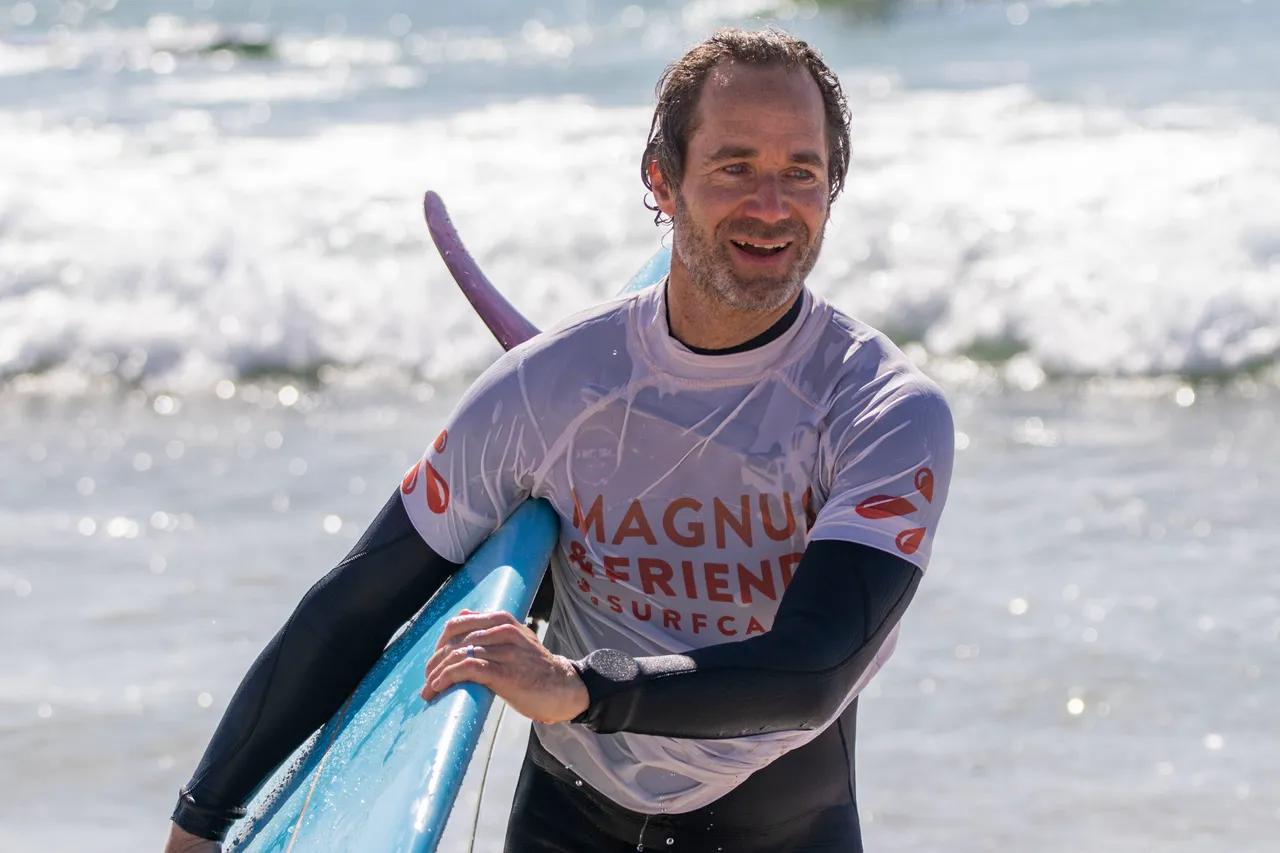 Magnus med surfbräda