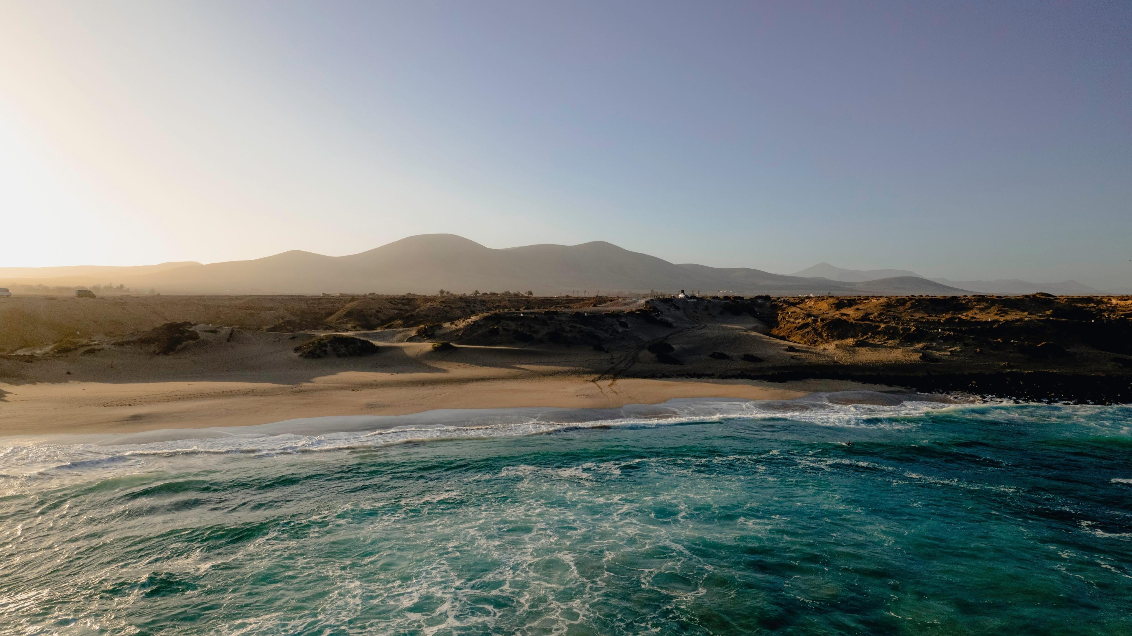 En drönarbild över stranden på Fuerteventura