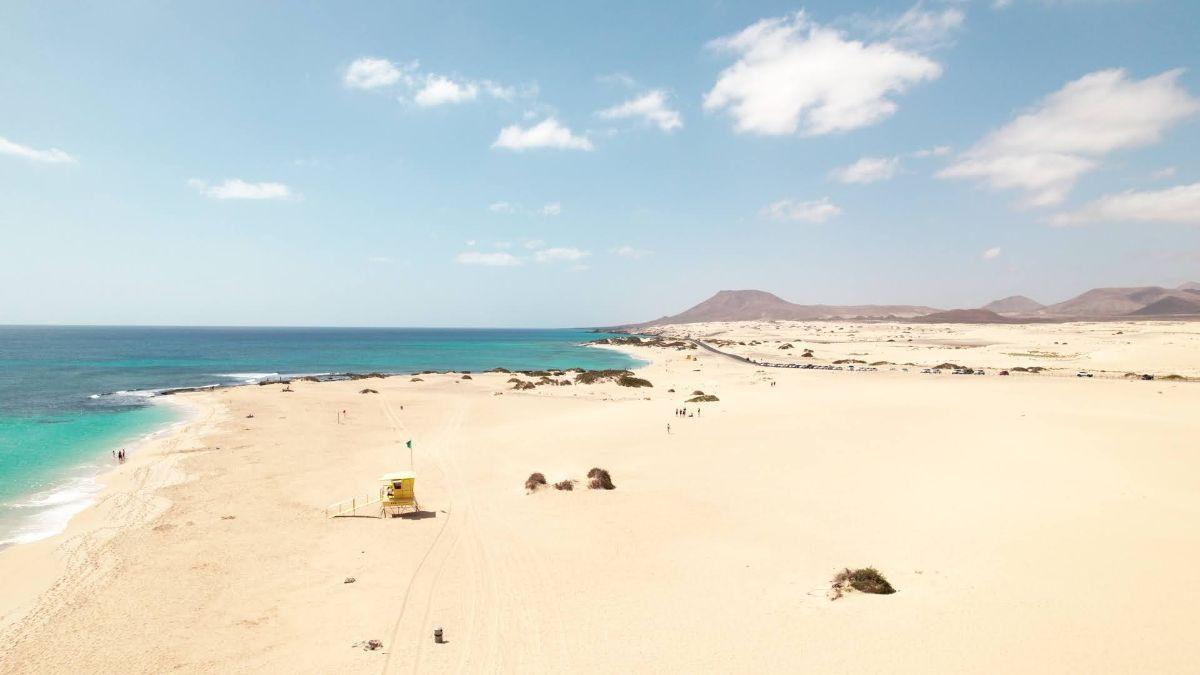 Klarblått vatten och kritvit strand på Fuerteventura