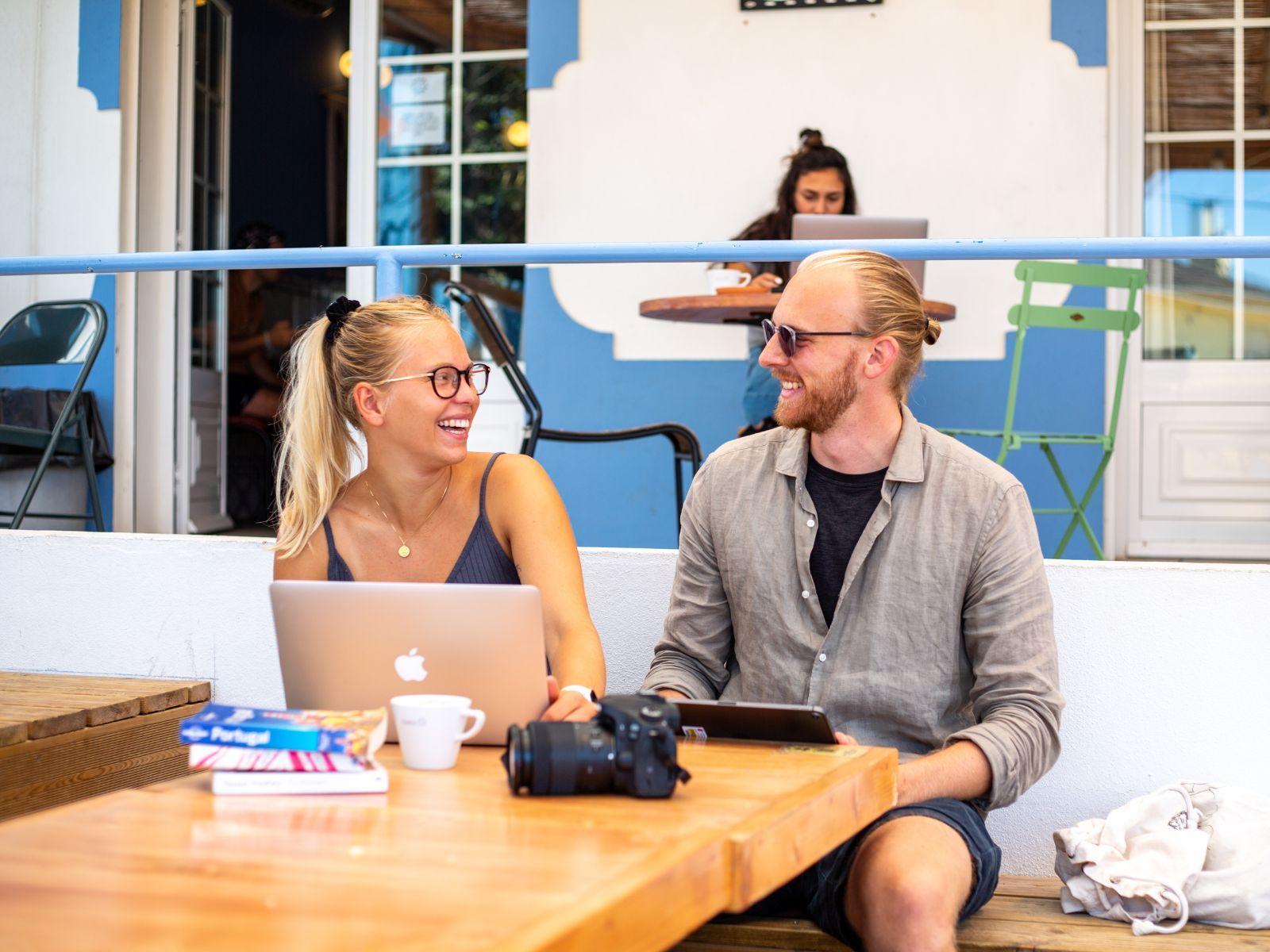 Två surfare som hänger på ett café och jobbar, tack vare "Surf & Work" hos Magnus & Friends