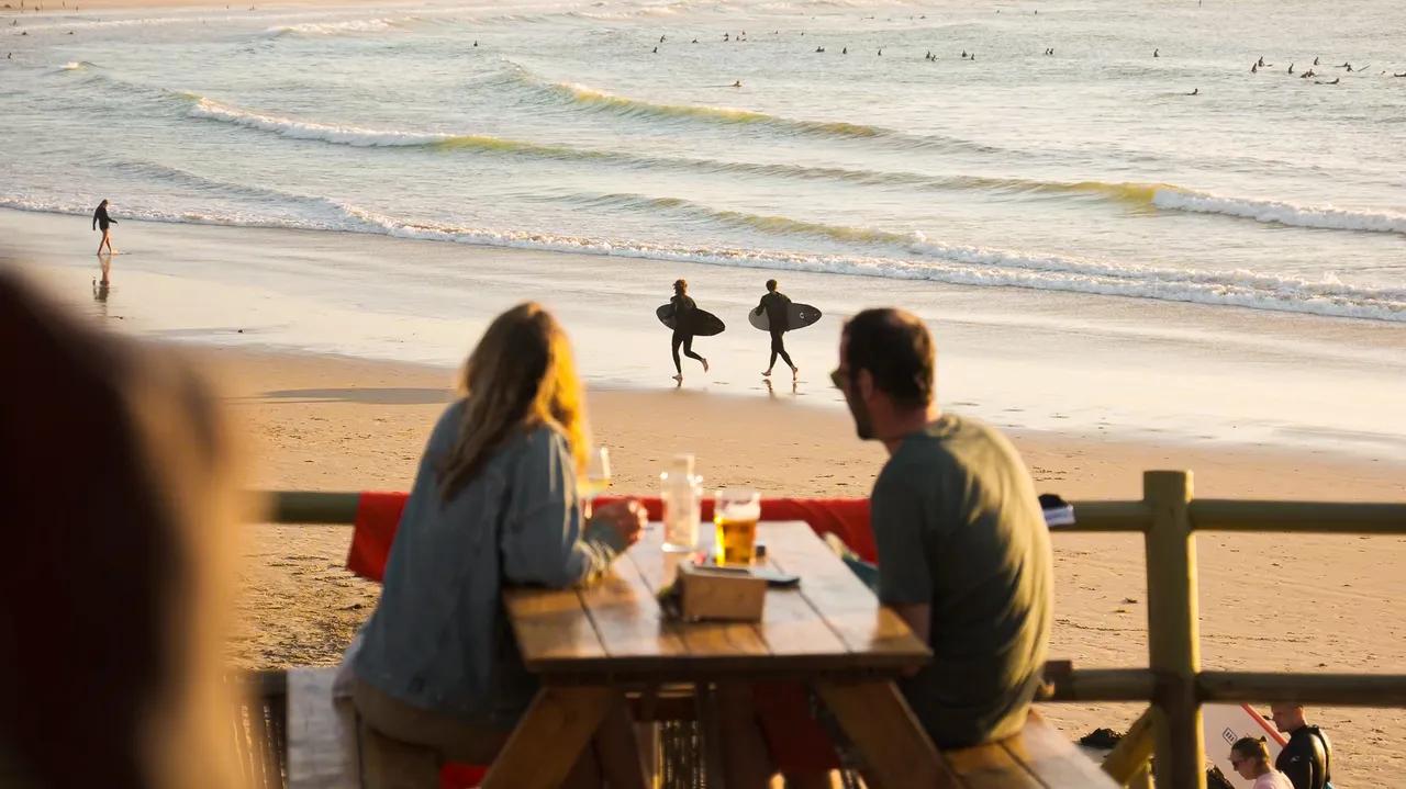 Två personer äter middag på restaurangen Tribo med en utsikt över havet