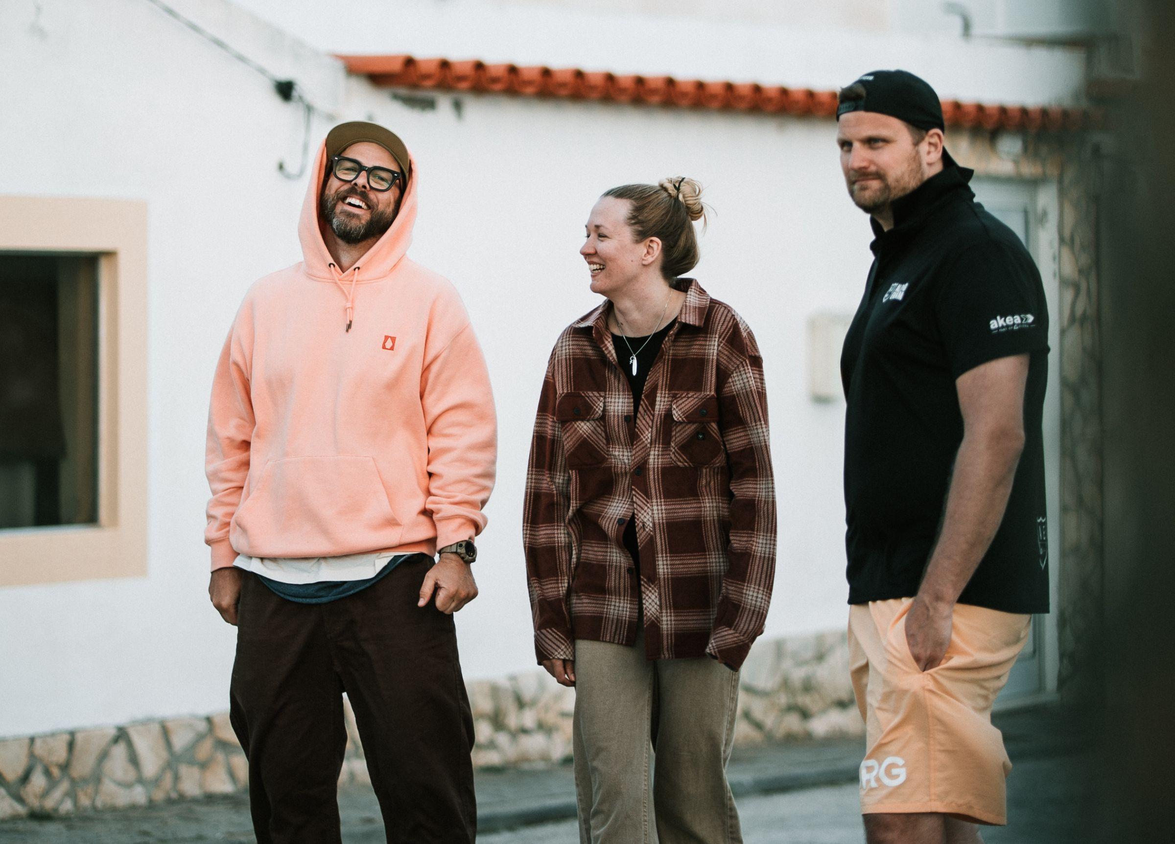 Tre gäster utanför surfhuset i Baleal, Portugal som skrattar