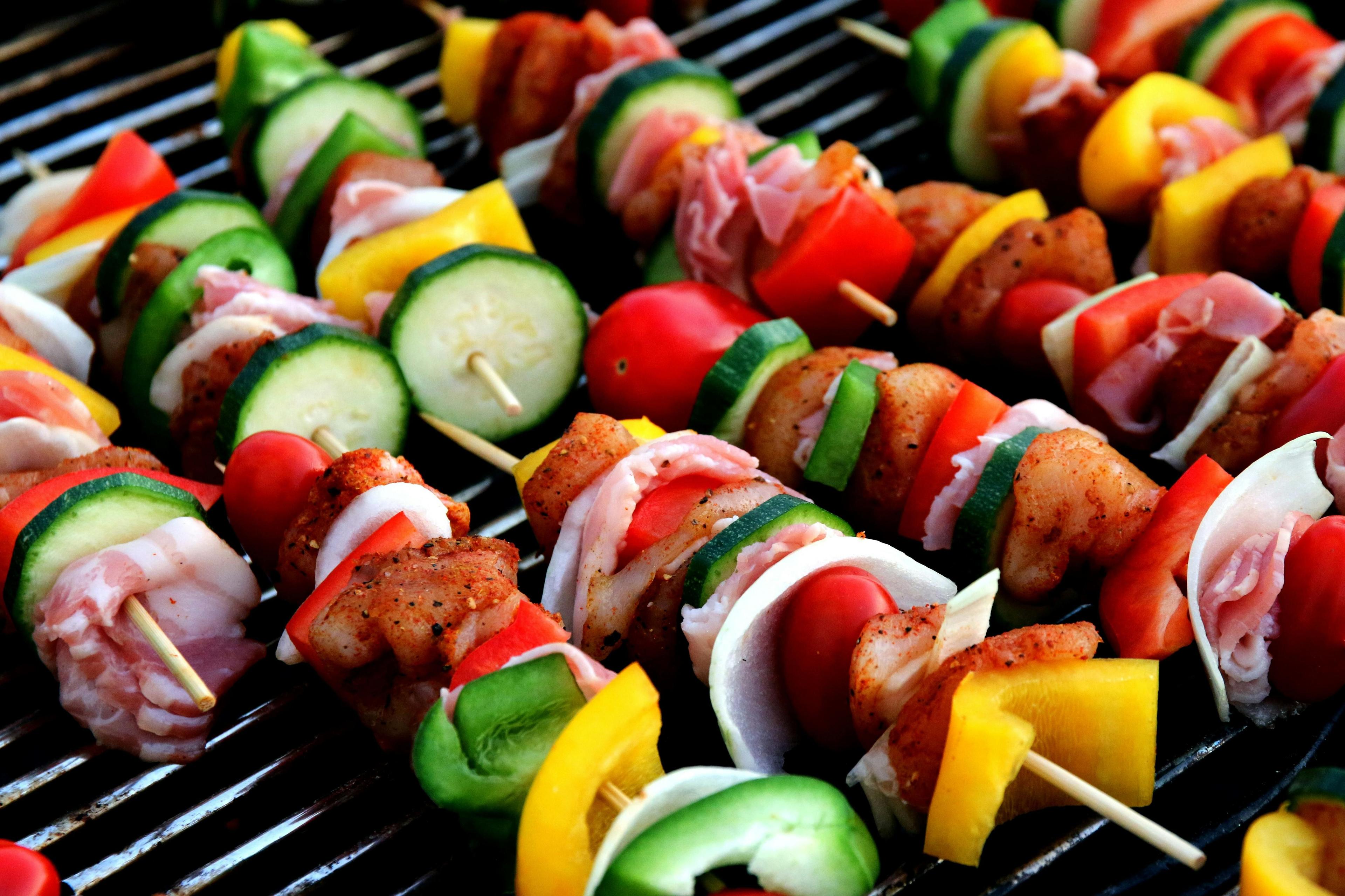 Grillspett med kött, paprika, tomat och zucchini