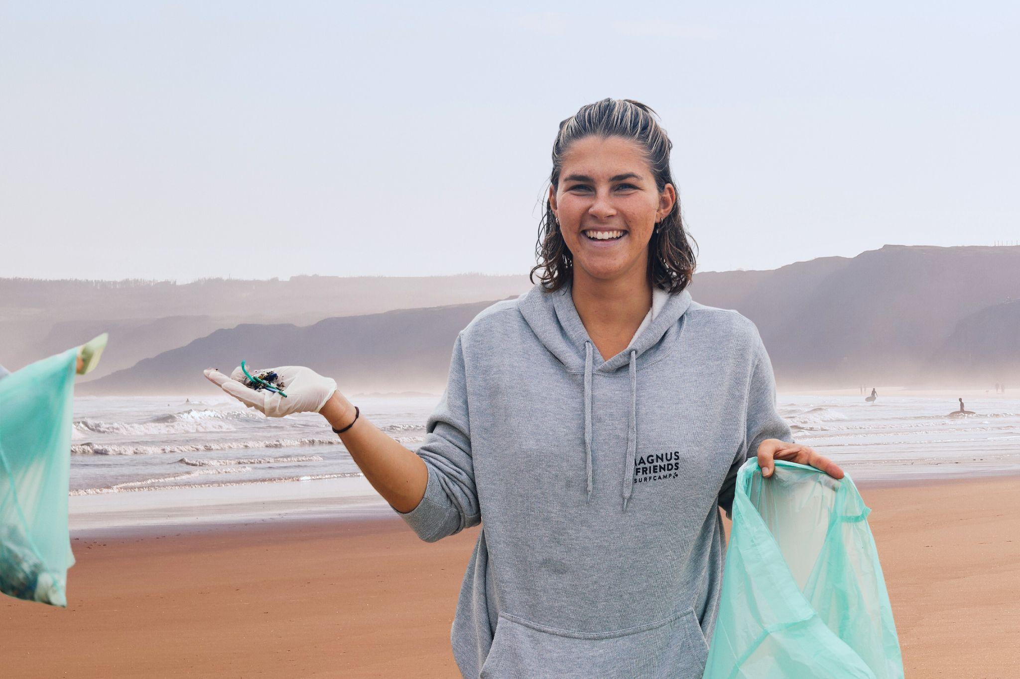 Tjej i Magnus & friends hoodie som plockat skräp på stranden