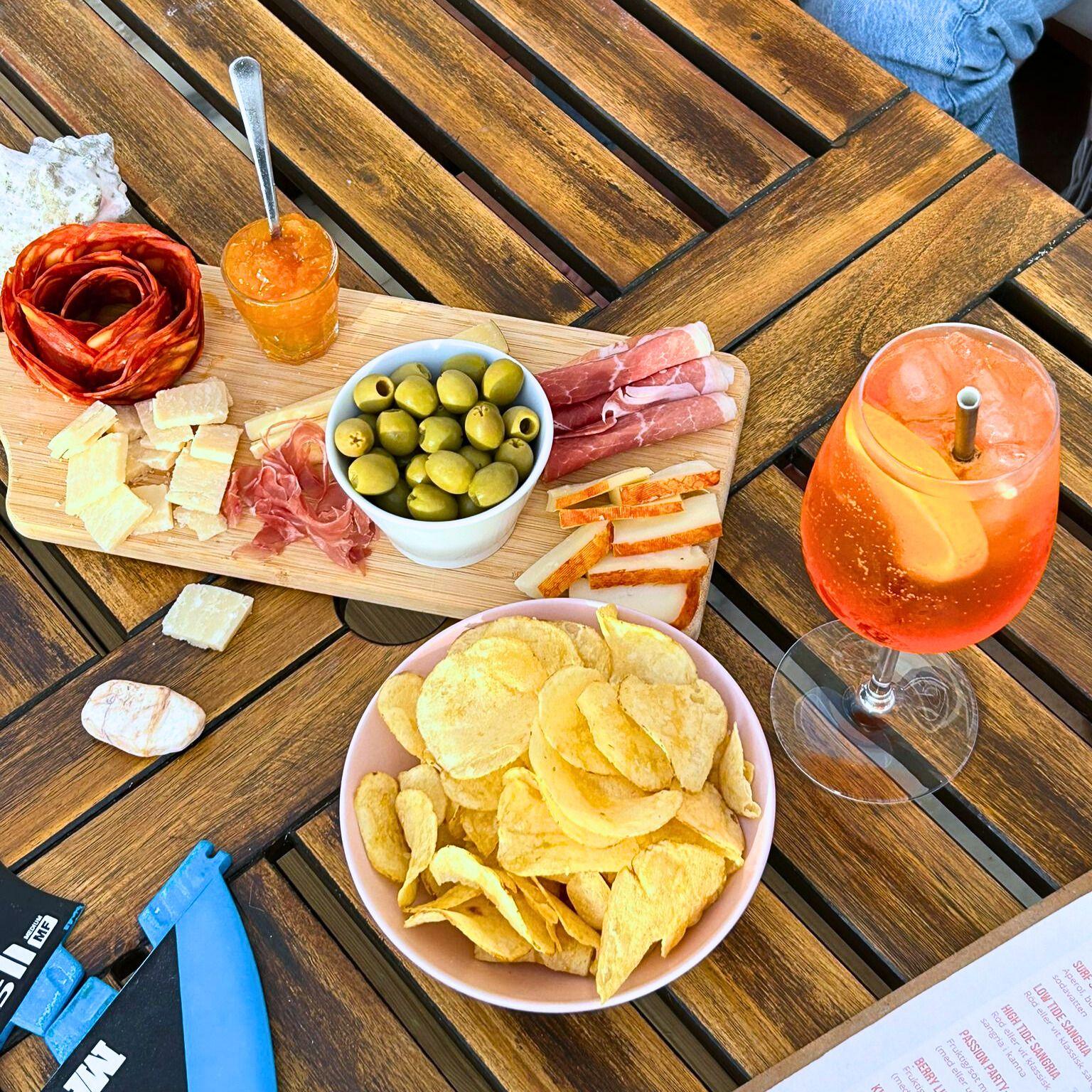 Charkbricka med chips, oliver, salami och aperol spritz