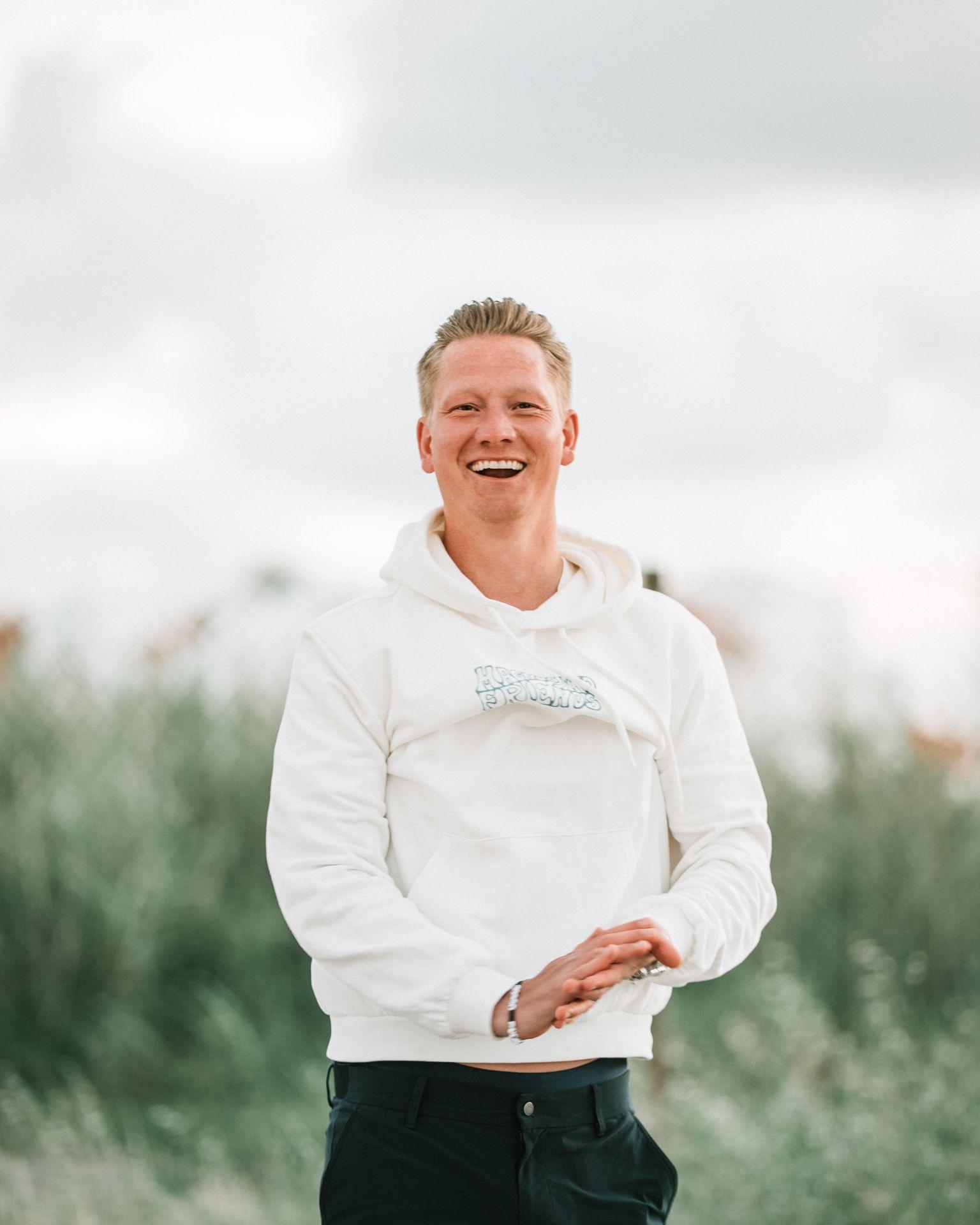 Charlie, grundare från Aldrig Ensam i en Magnus & friends hoodie. 