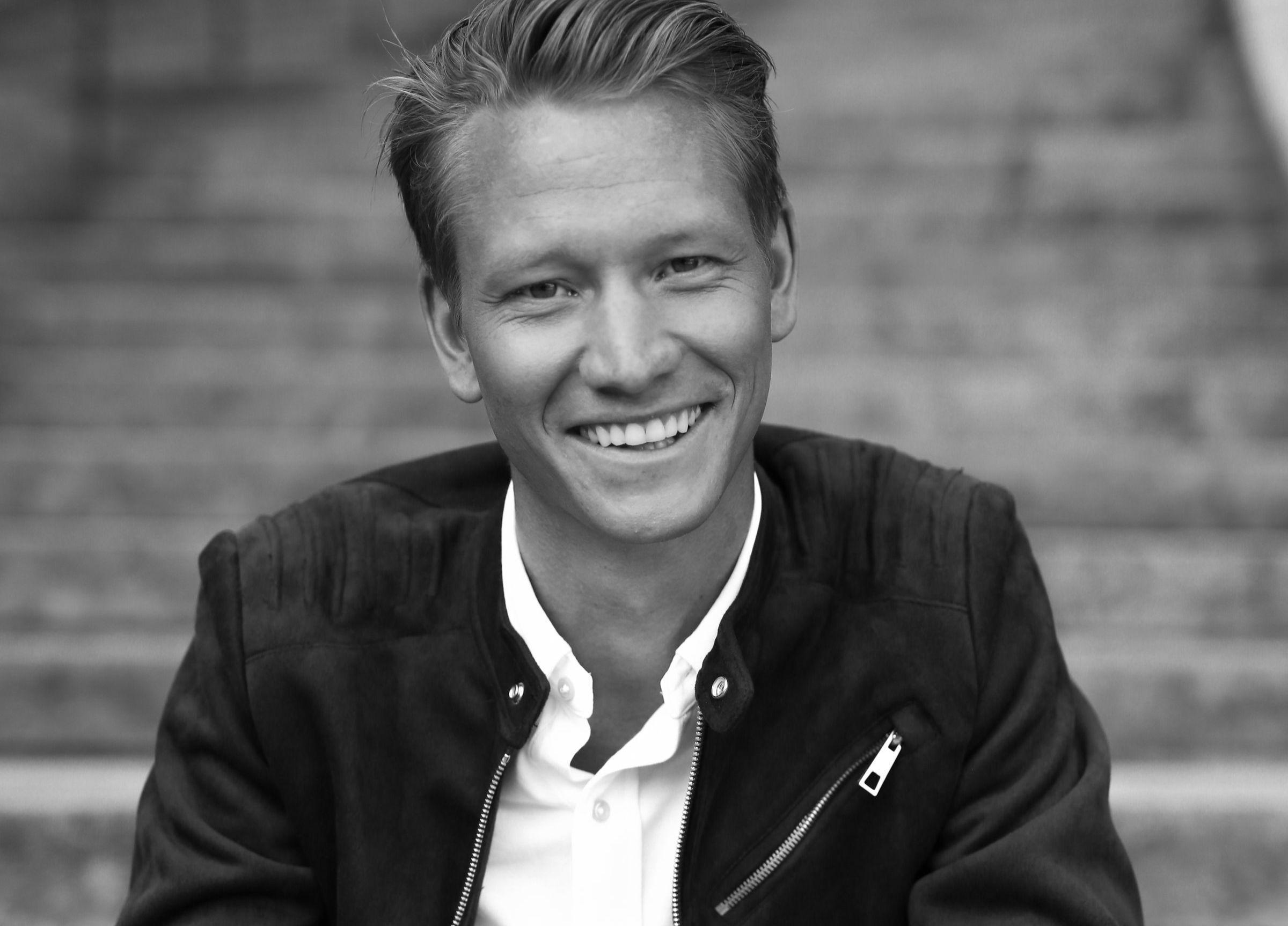 Svartvit porträttbild på Charlie Eriksson, grundare av Aldrig Ensam