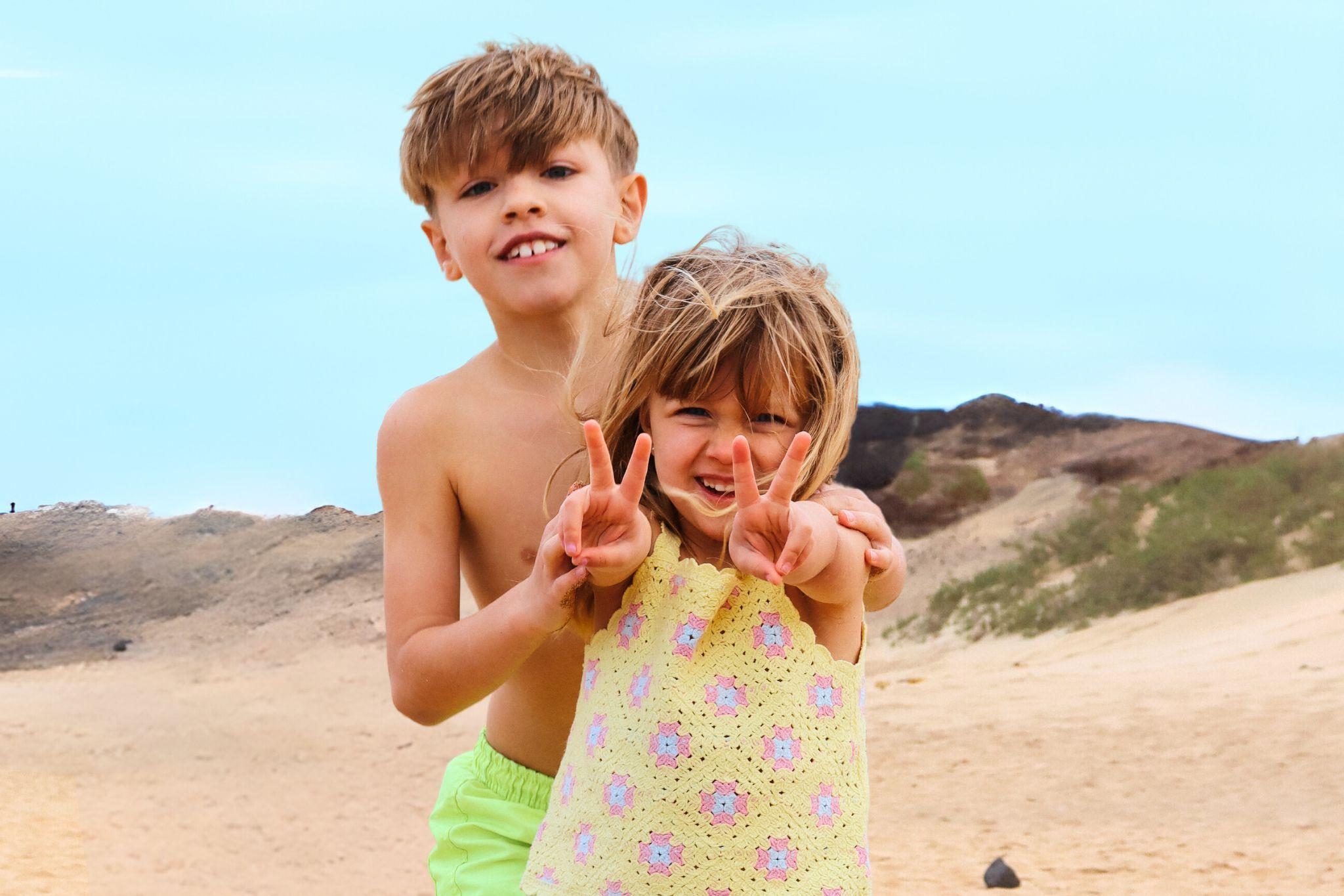 Storebror och lillasyster på Fuerteventuras strand