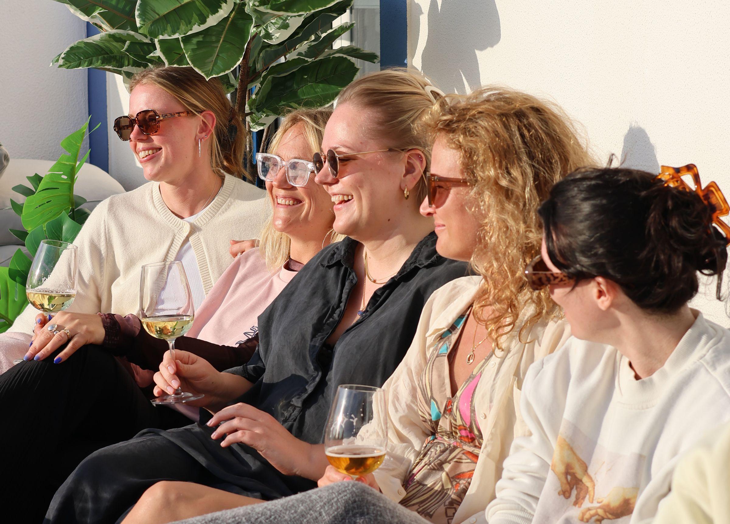 Friendcation gäster sitter på Magnus & friends loungeyta och umgås