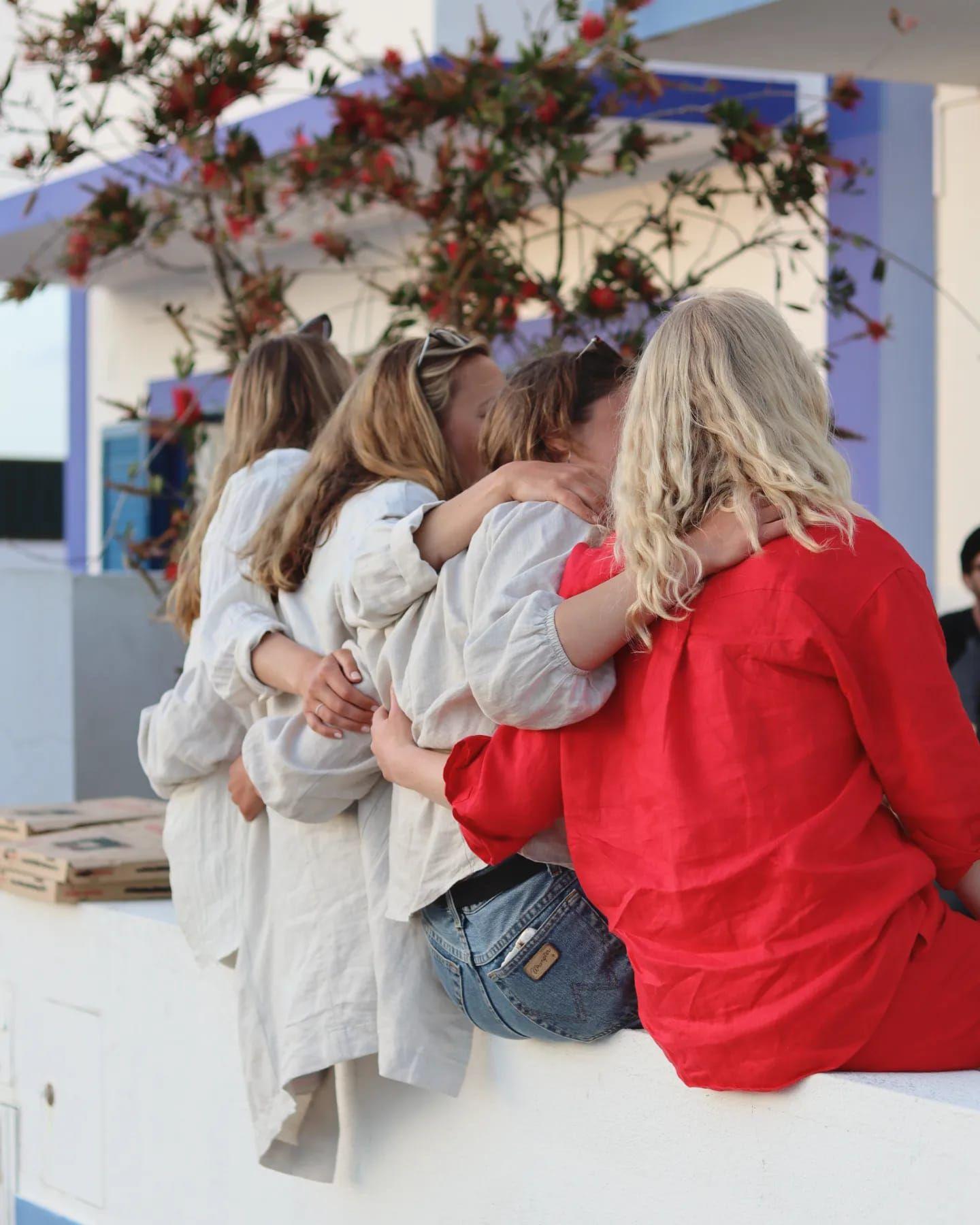 4 tjejer från Friendcation som håller om varandra 