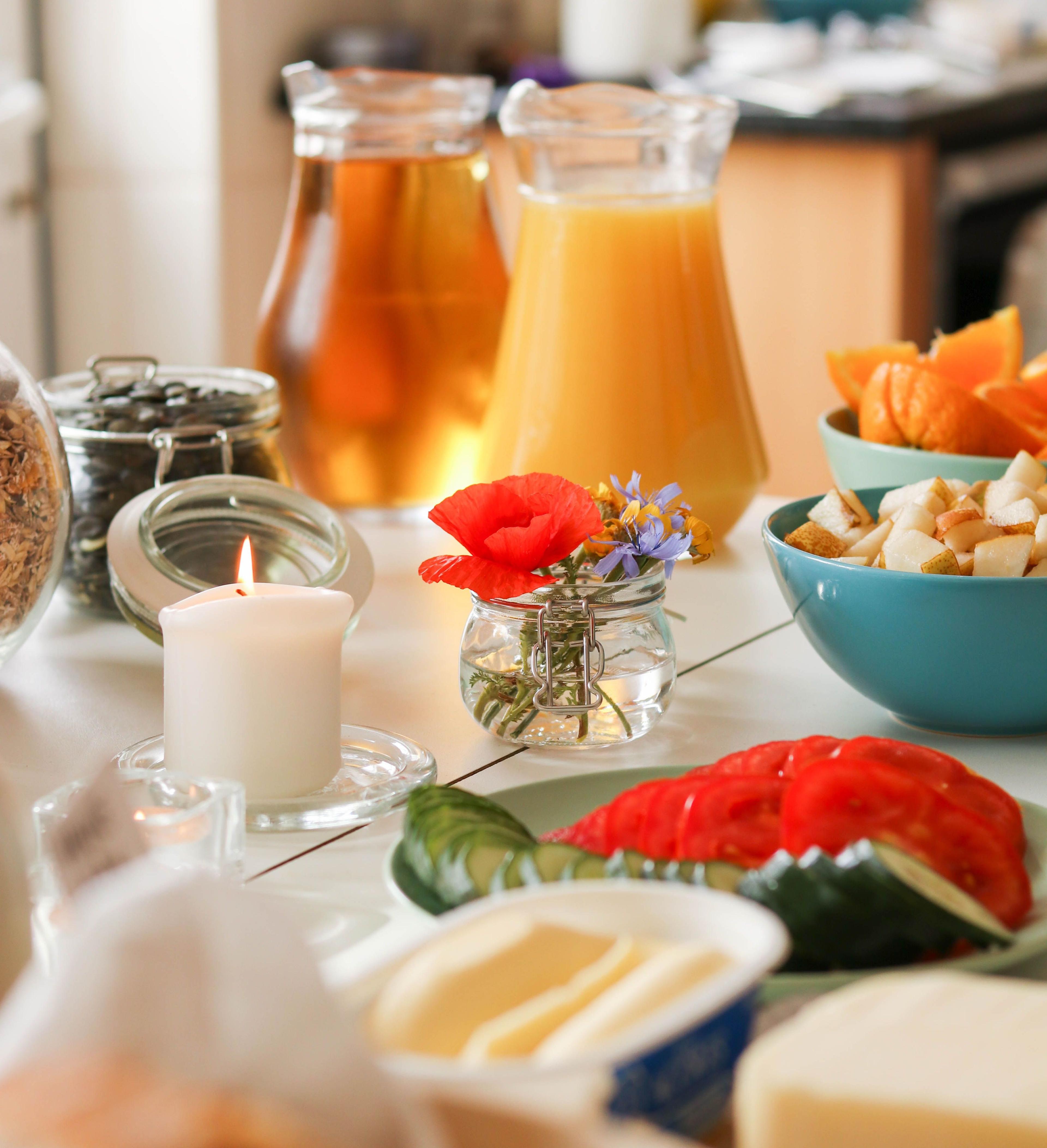 Frukostbuffé med juice, färska grönsaker och frukt vid Magnus & friends