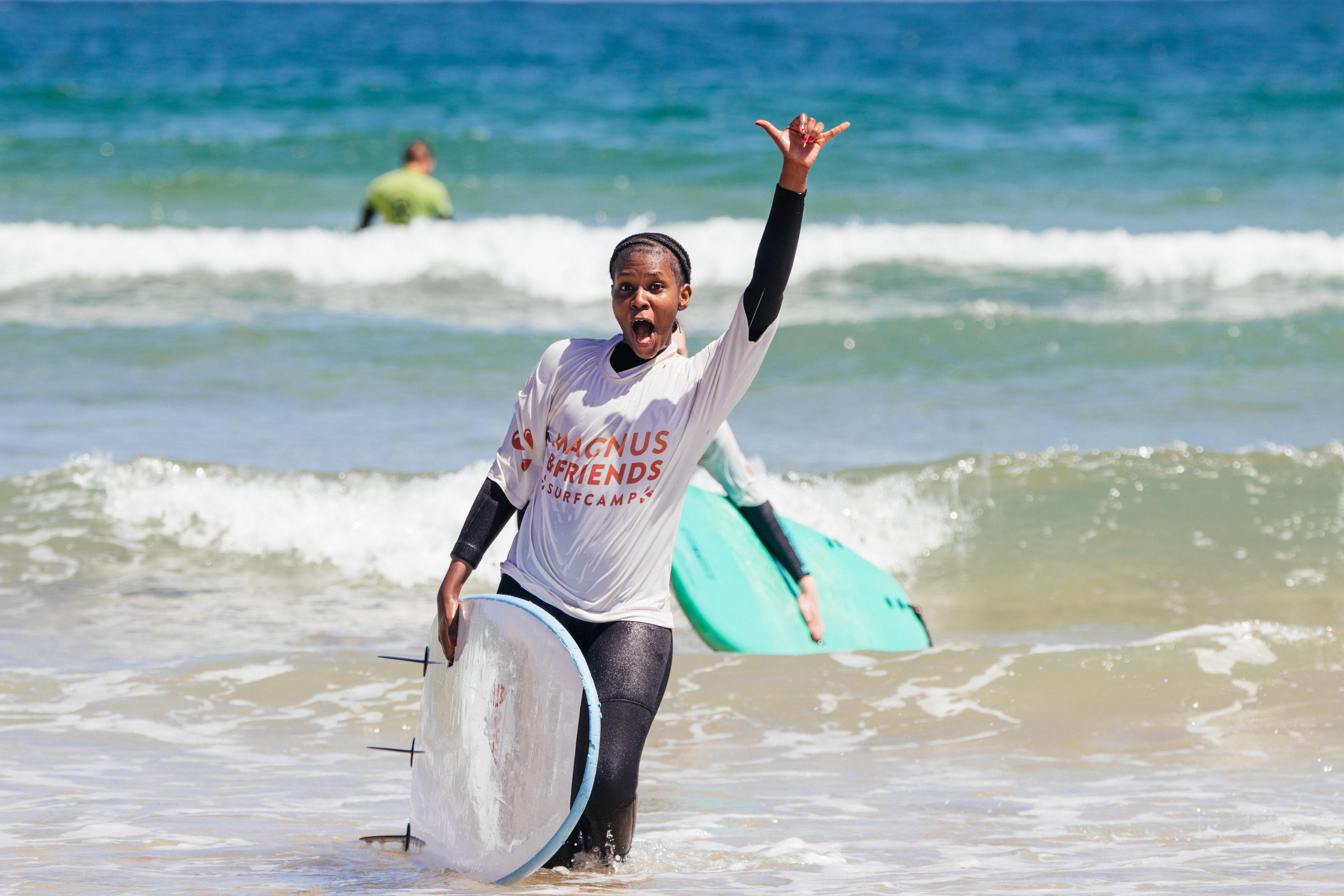 Lär dig surfa hos Magnus & friends surfcamp! Glad surfare i vattnet efter surflektion