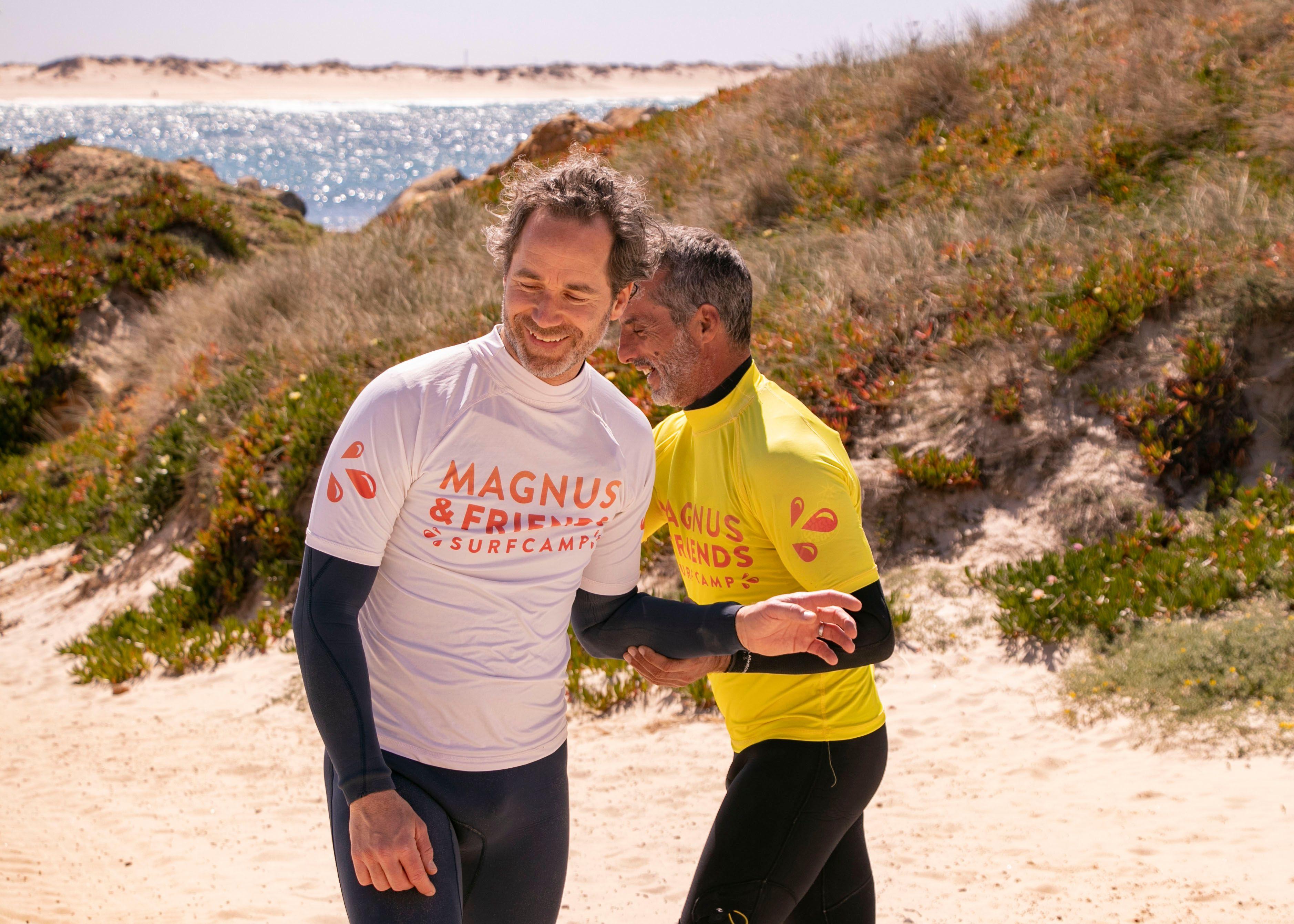 Surfcoaching på stranden med glada personer