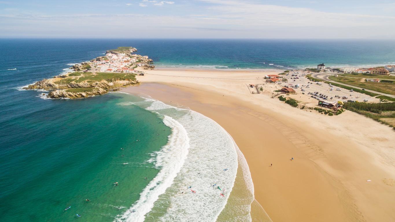 Flygbild över stranden i Baleal