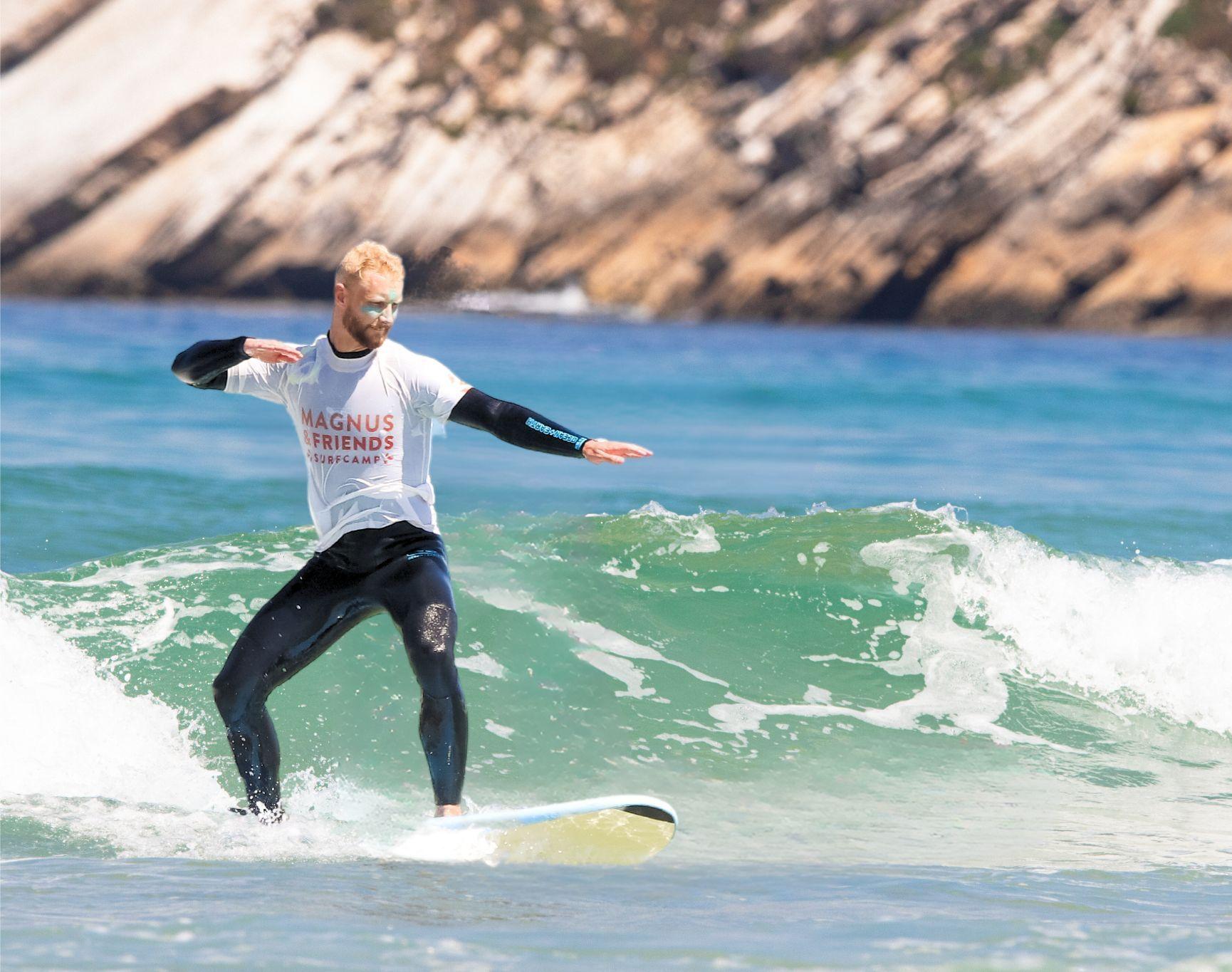 Student surfar grön våg i Baleal, Portugal