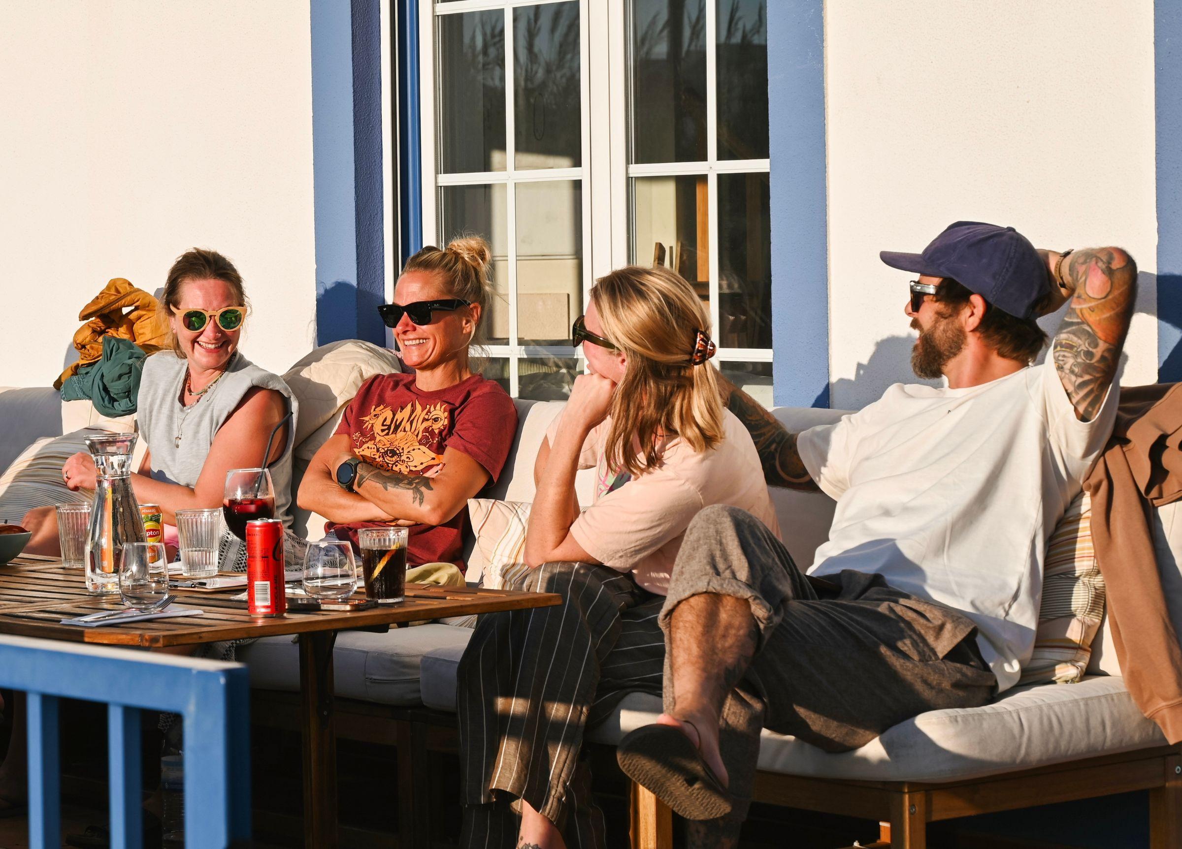 Ett gäng glada gäster i väntan på middag i kvällssolen. 