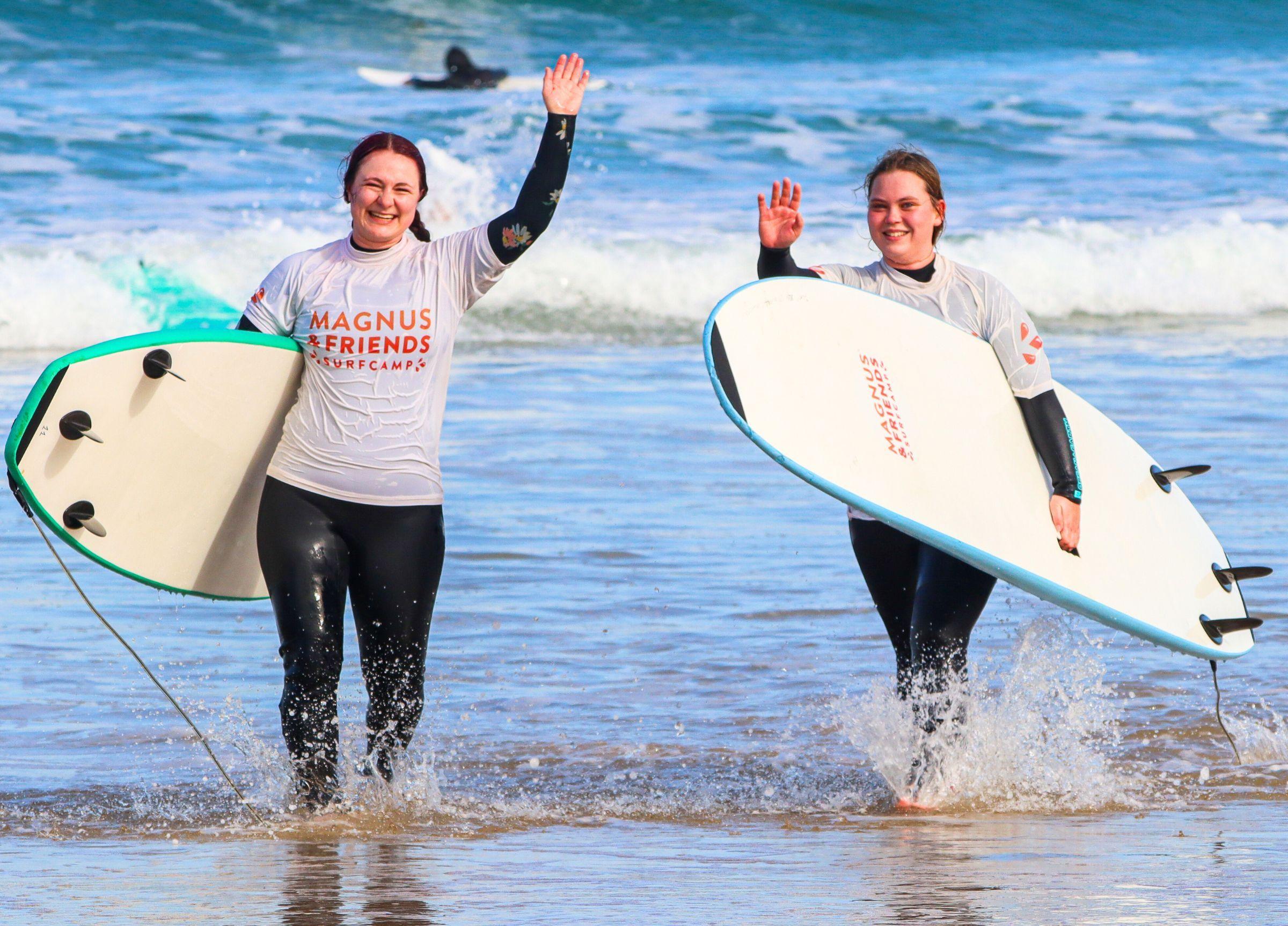 Två glada surfare efter ett surfpass under Magnus & friends nyårsresa i Portugal.