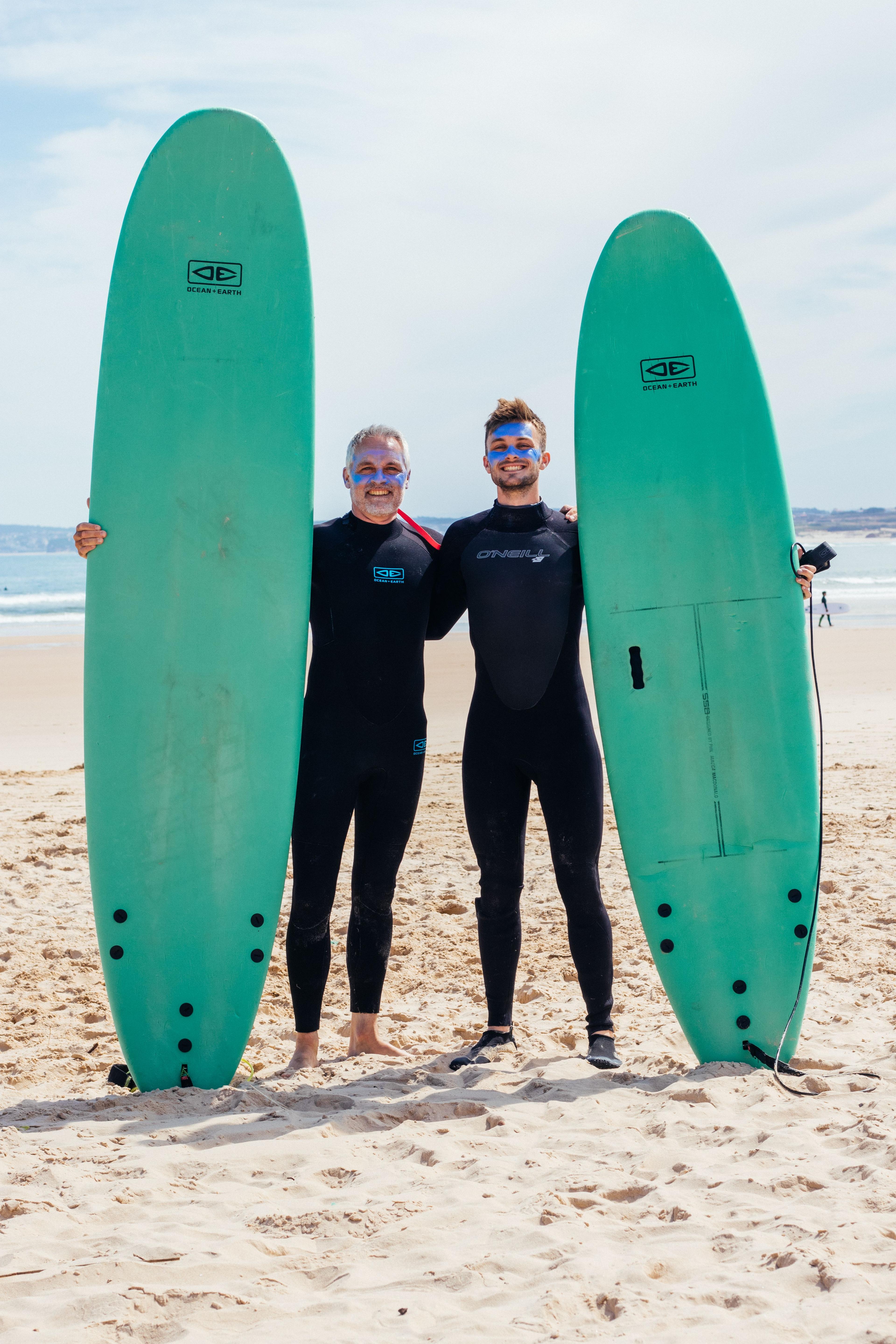 Pappa och son innan surflektion på Magnus & friends