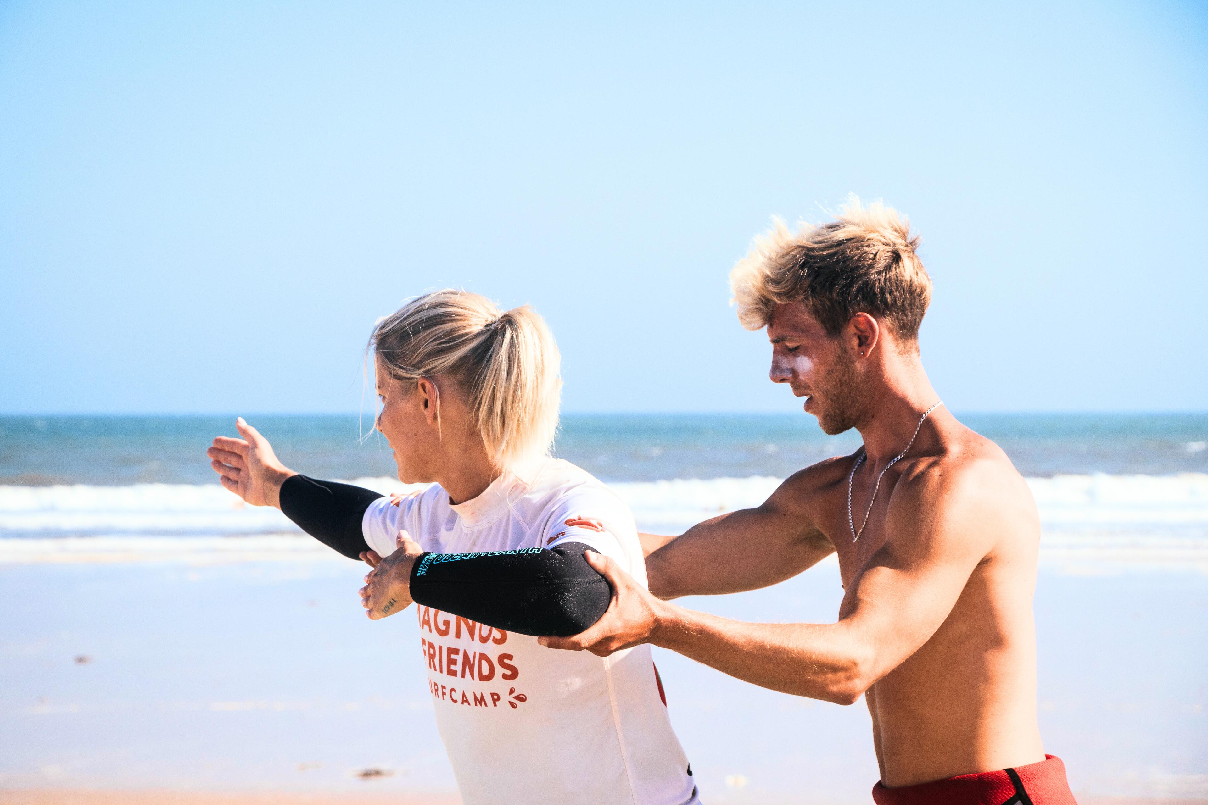 Surfinstruktör André ger personlig coaching på stranden