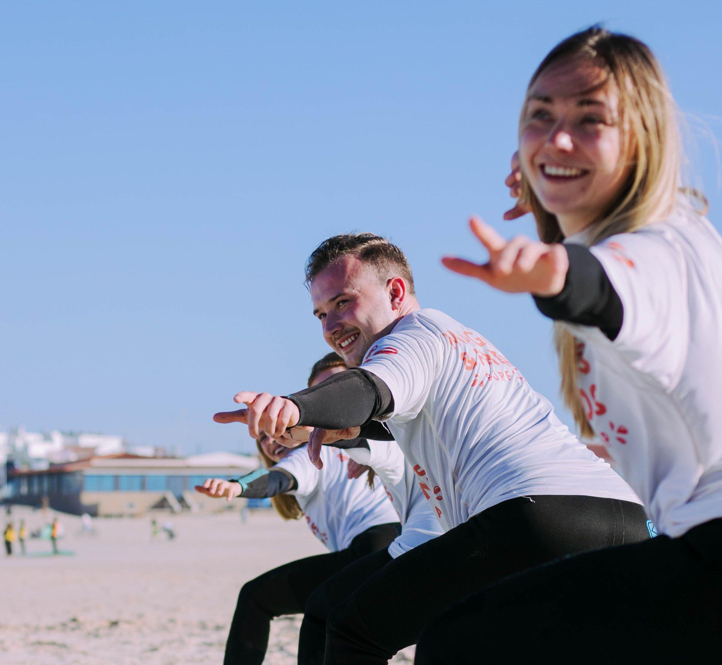 Studenter övar pop-ups på stranden innan surflektion