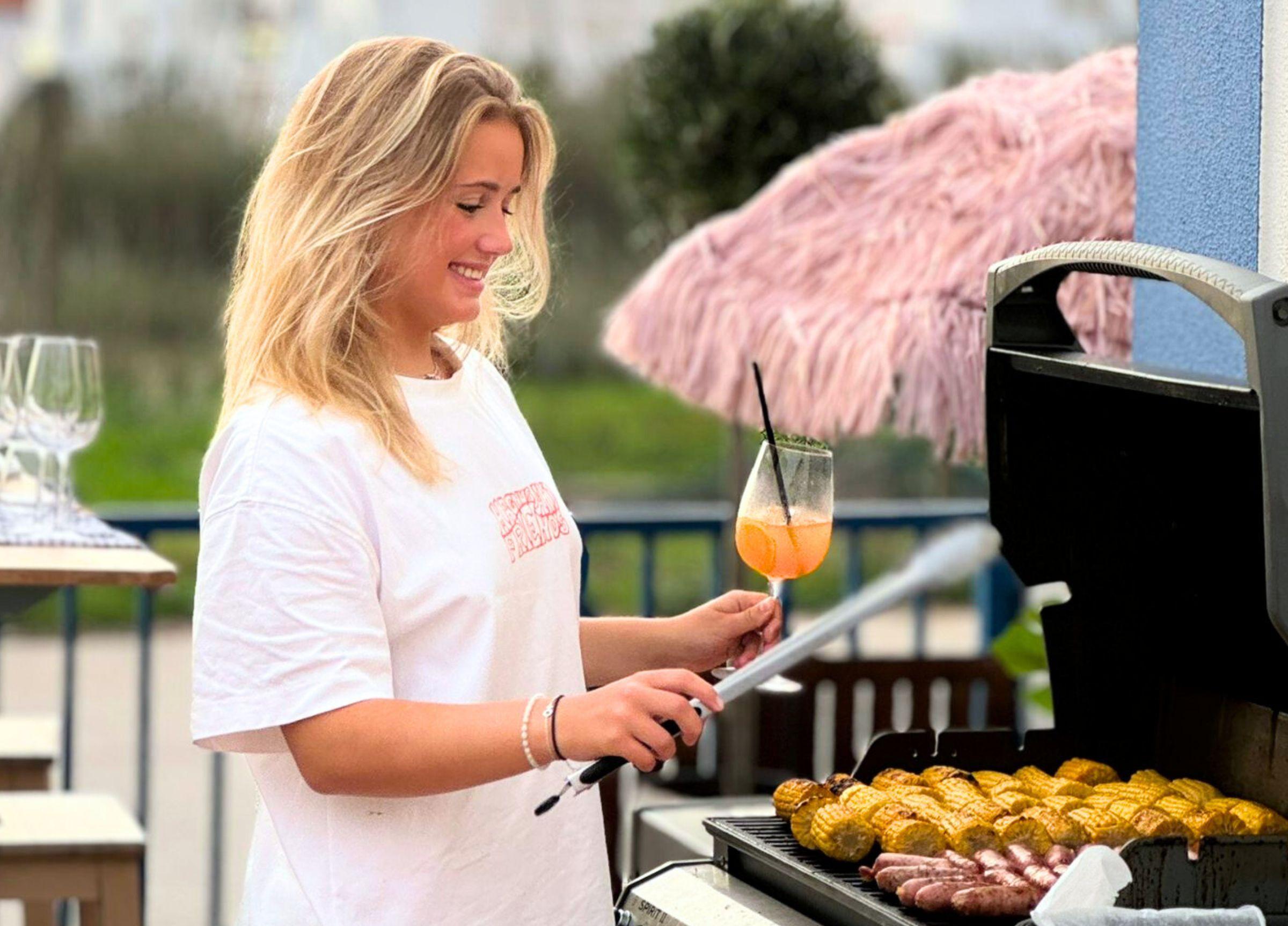 Person på Magnus & friends grillar kvällens middag