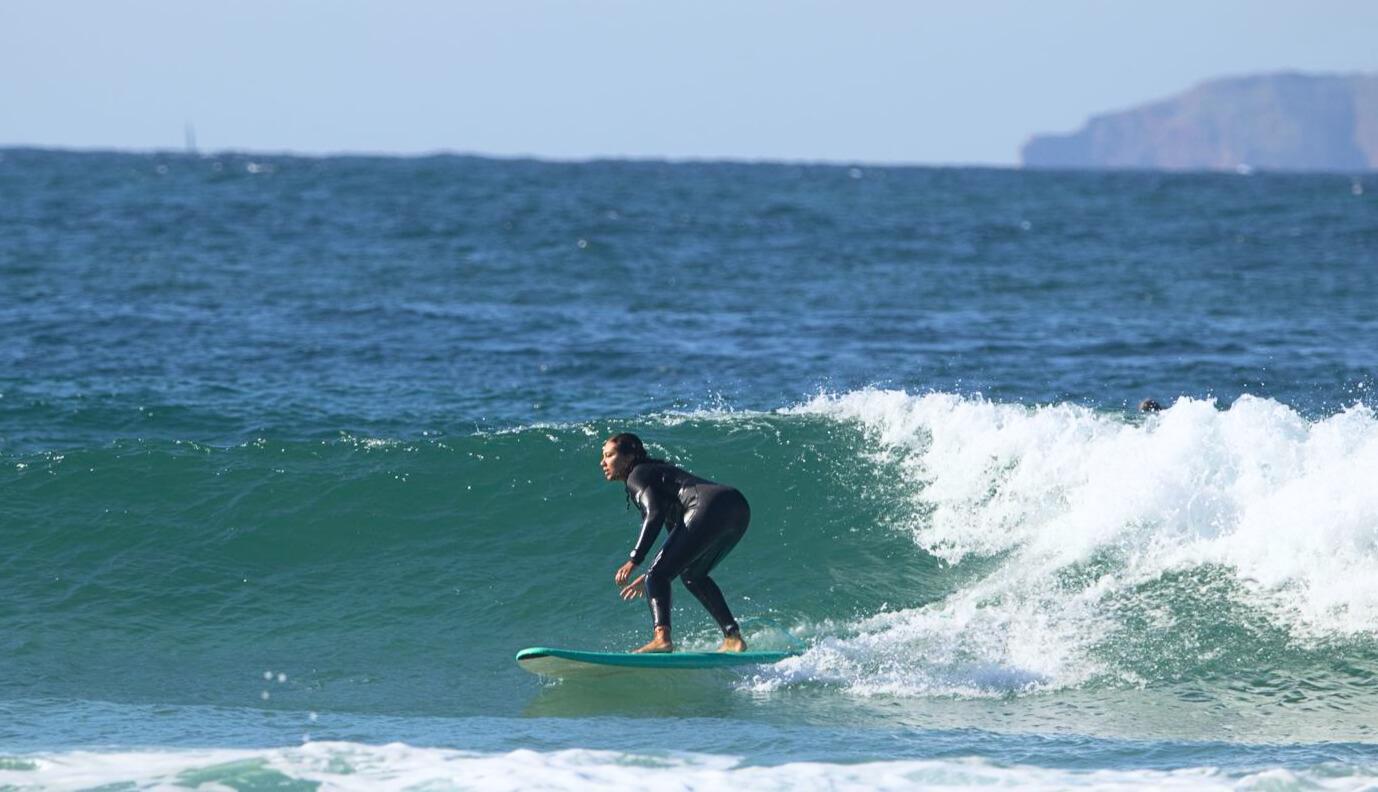 En student som surfar på en våg i Baleal, Portugal