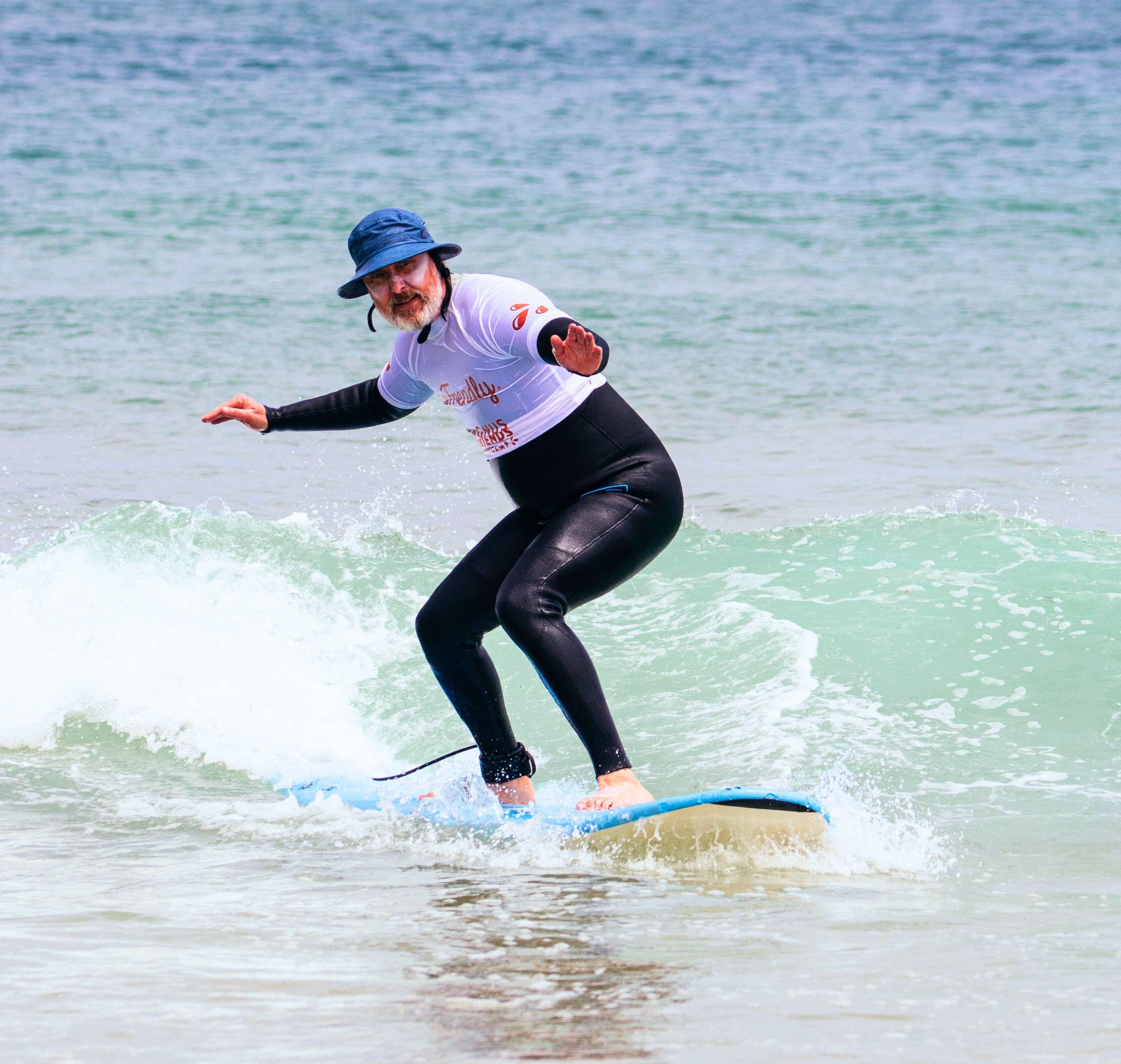 Surfare på grön våg. Magnus & friends är ett surfcamp för alla!