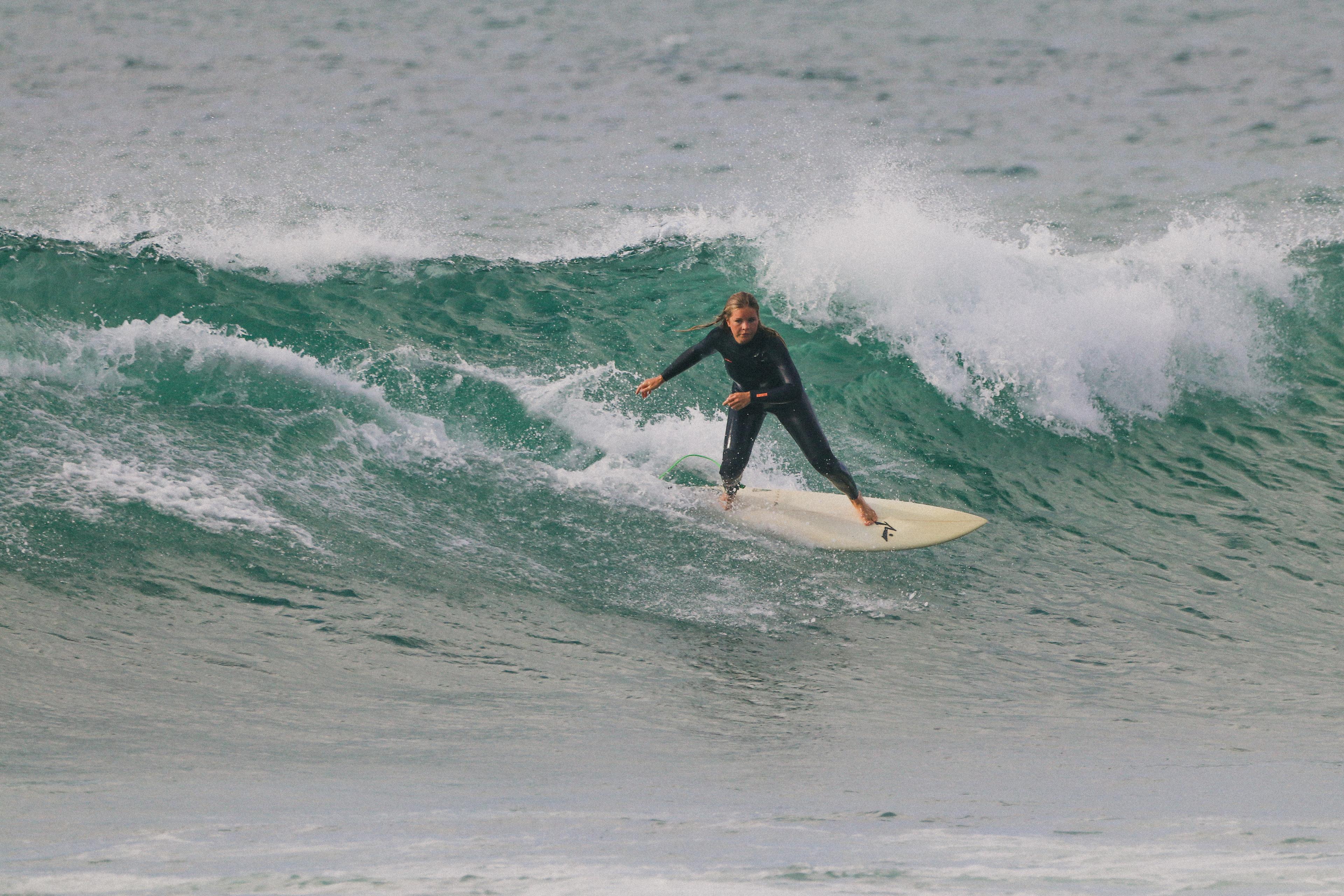 En avancerad surfare på en grön våg i Baleal, Portugal