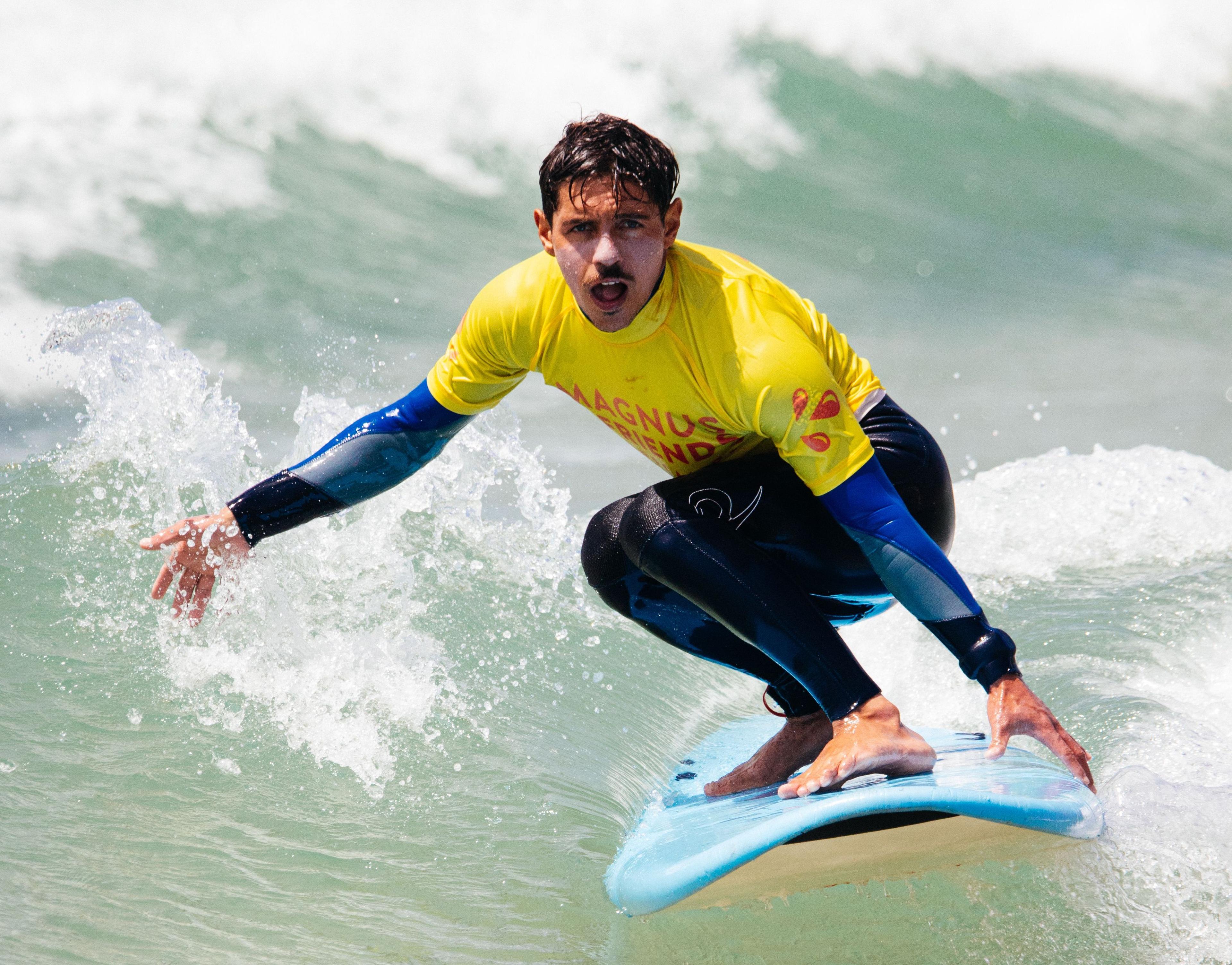 Surfinstruktör Dércio surfar en grön våg i Baleal