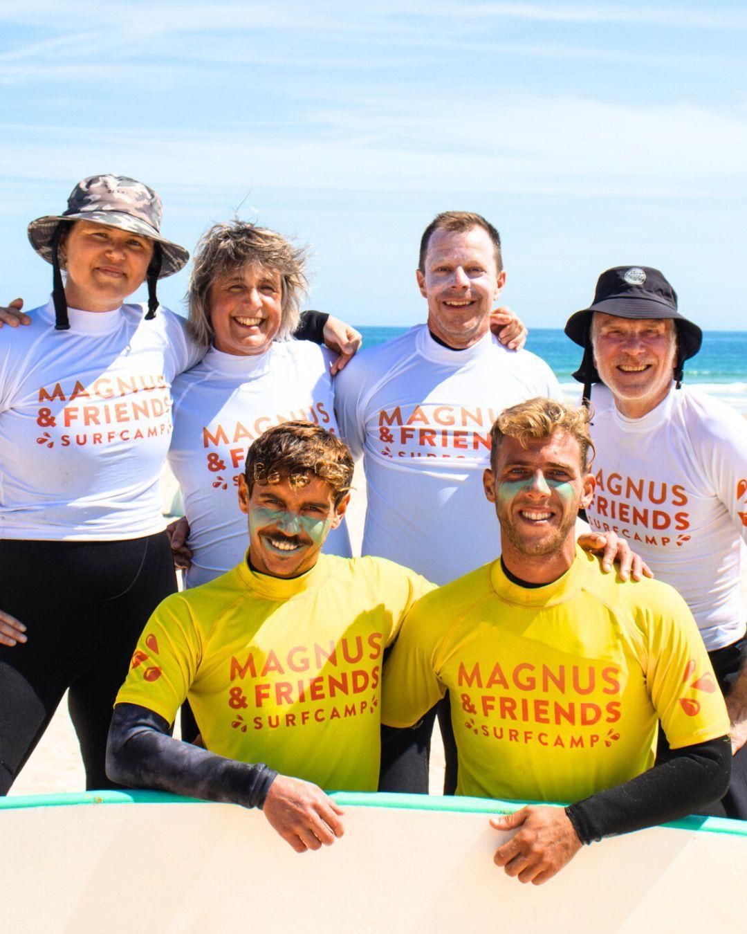 En grupp glada surfare på surfresa med Magnus & friends