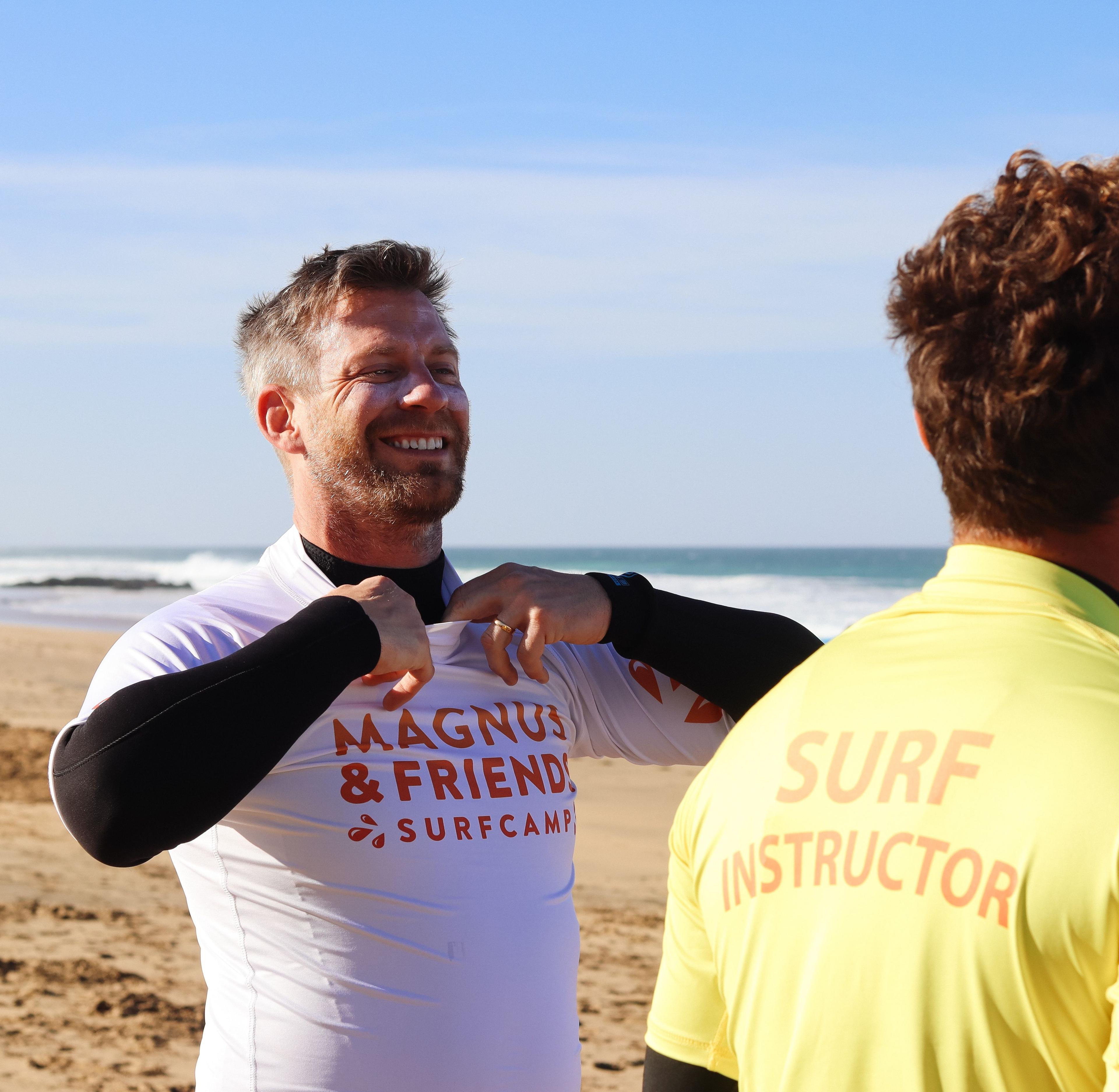 Glad surfare med surfinstruktör på Fuerteventura