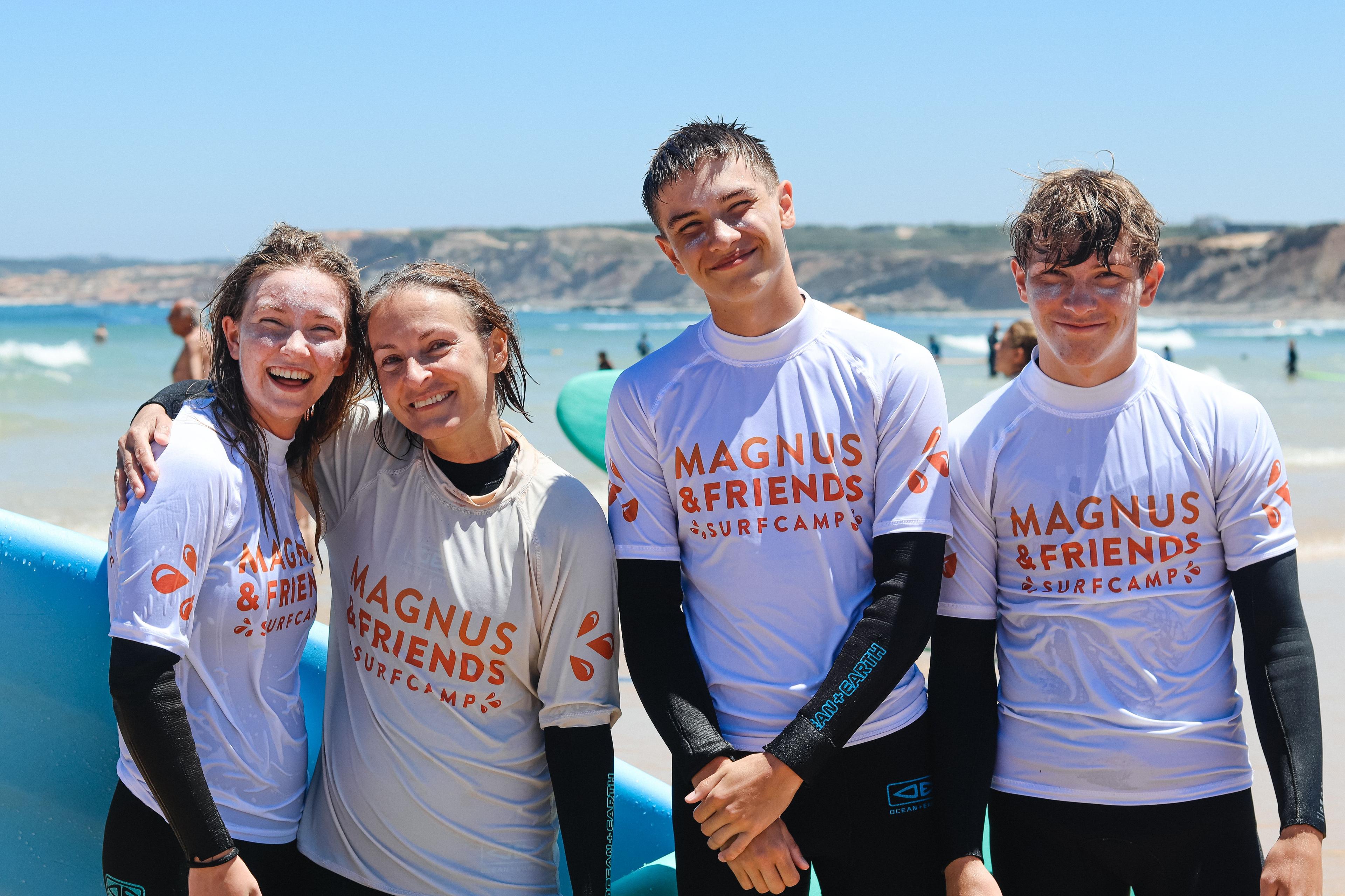 Glada surfare på stranden i Magnus & friends surfcamp