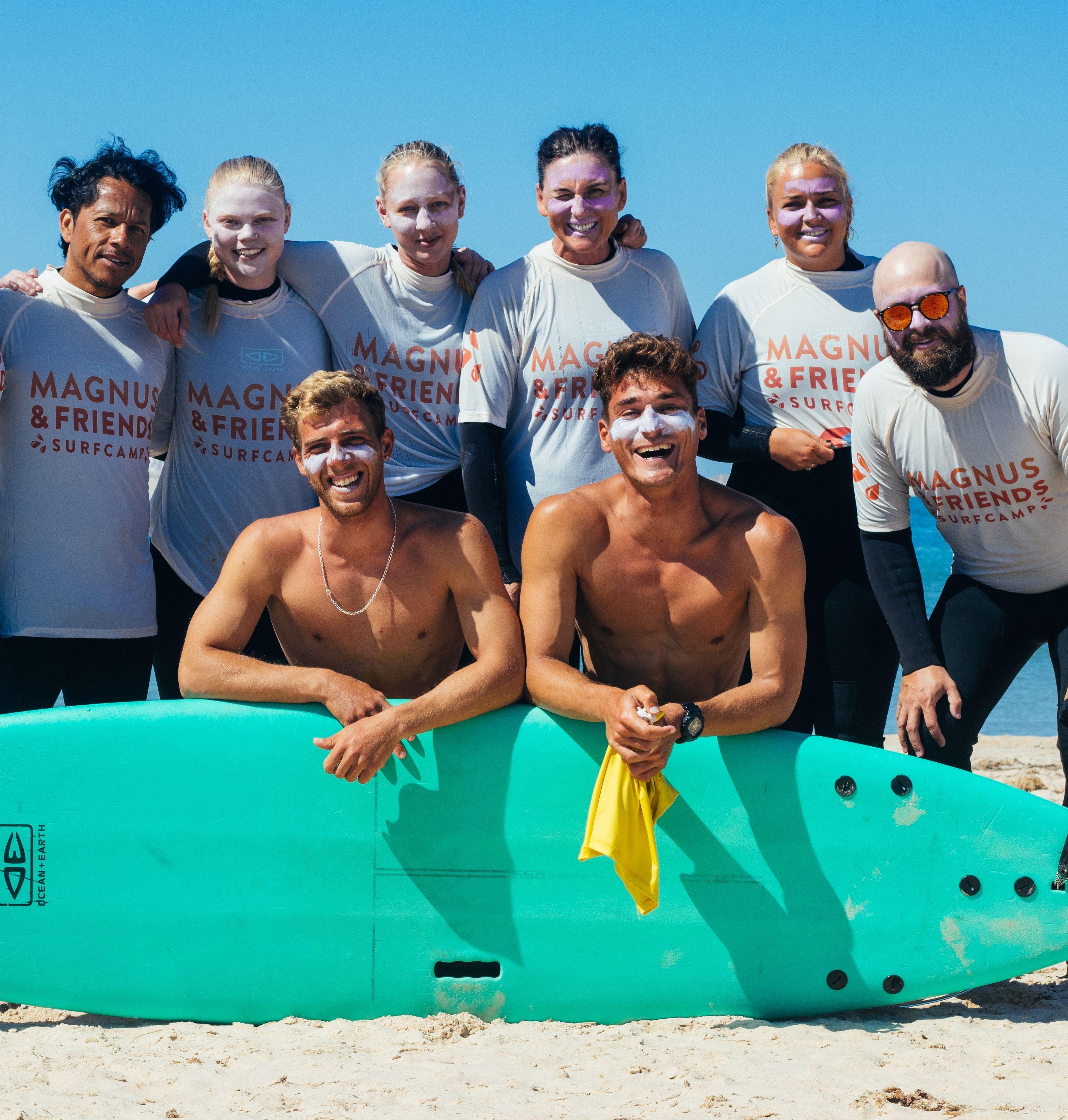 Gruppbild på glada surfare och instruktörer innan surflektion