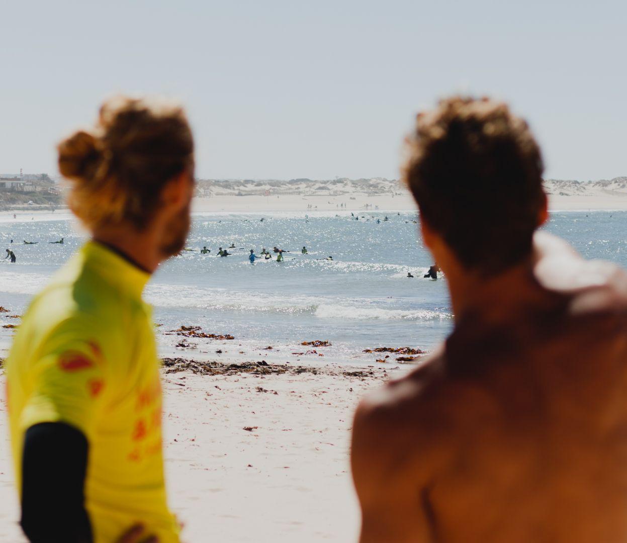 Wavecheck på stranden i Baleal, Portugal