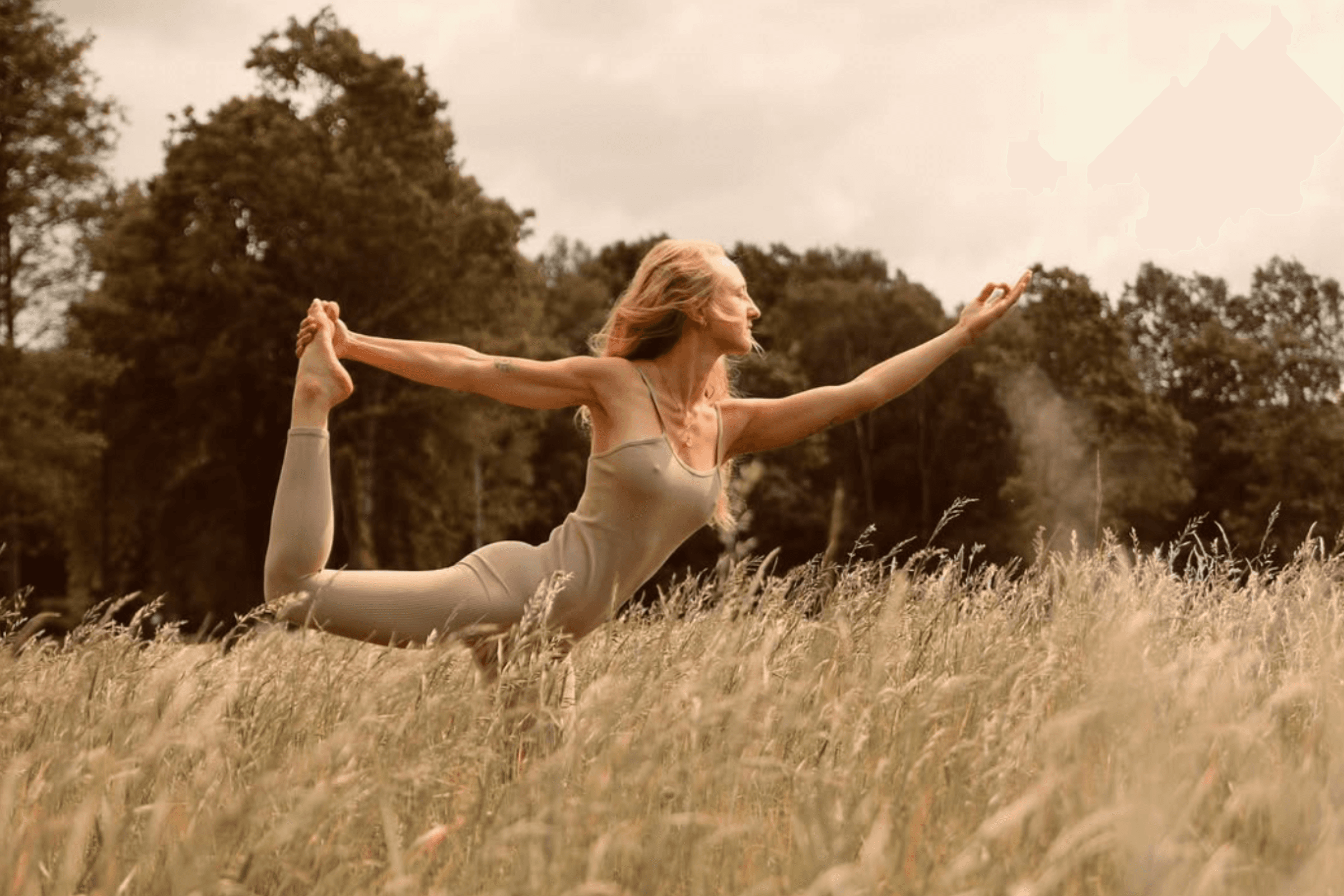 Yoga och meditation på en fridfull åker