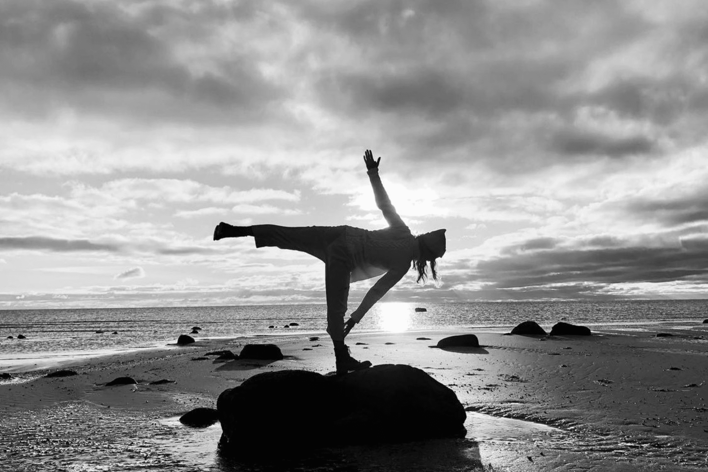 Yoga och meditation vid havet i svartvit