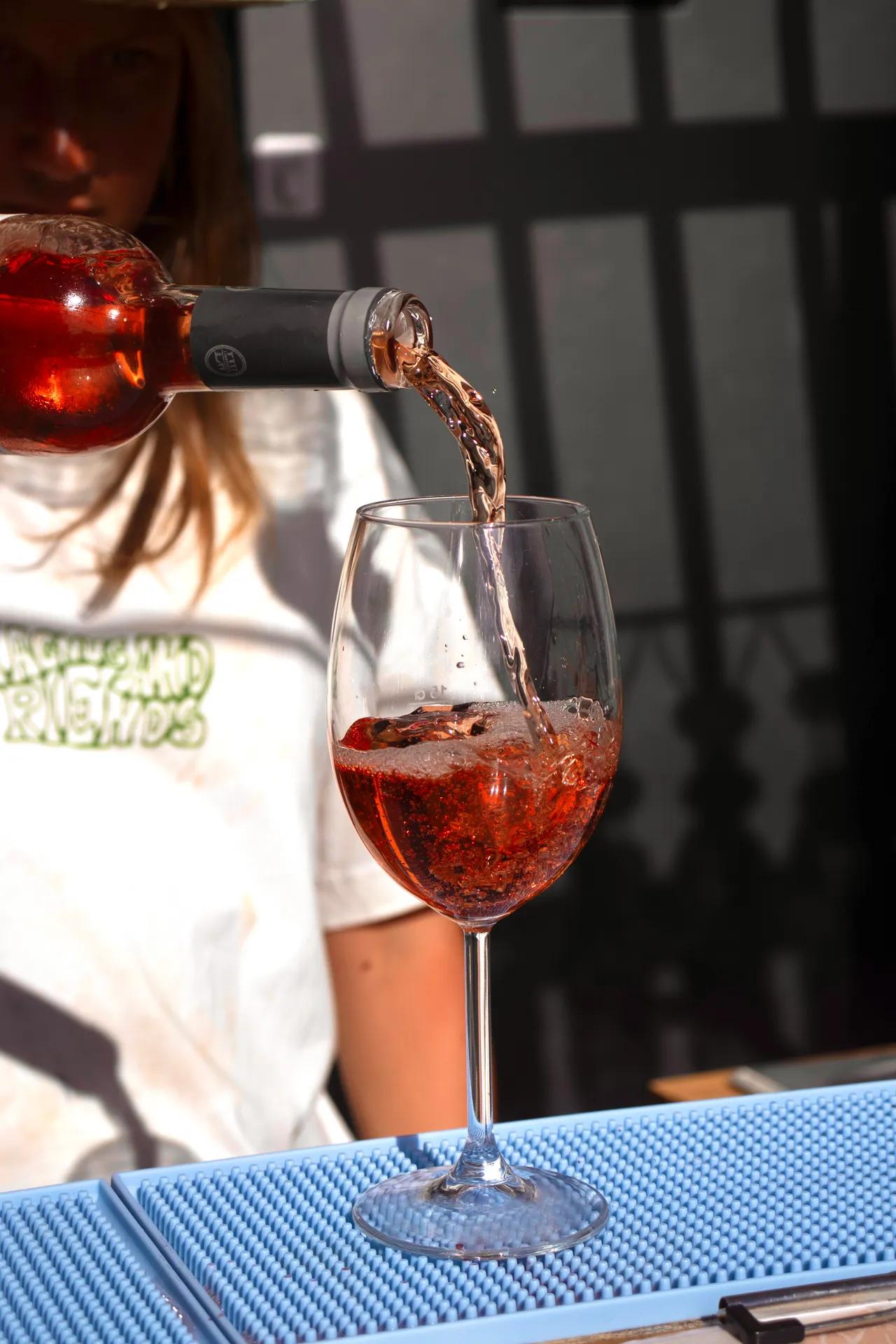 Vin som hälls upp i glas
