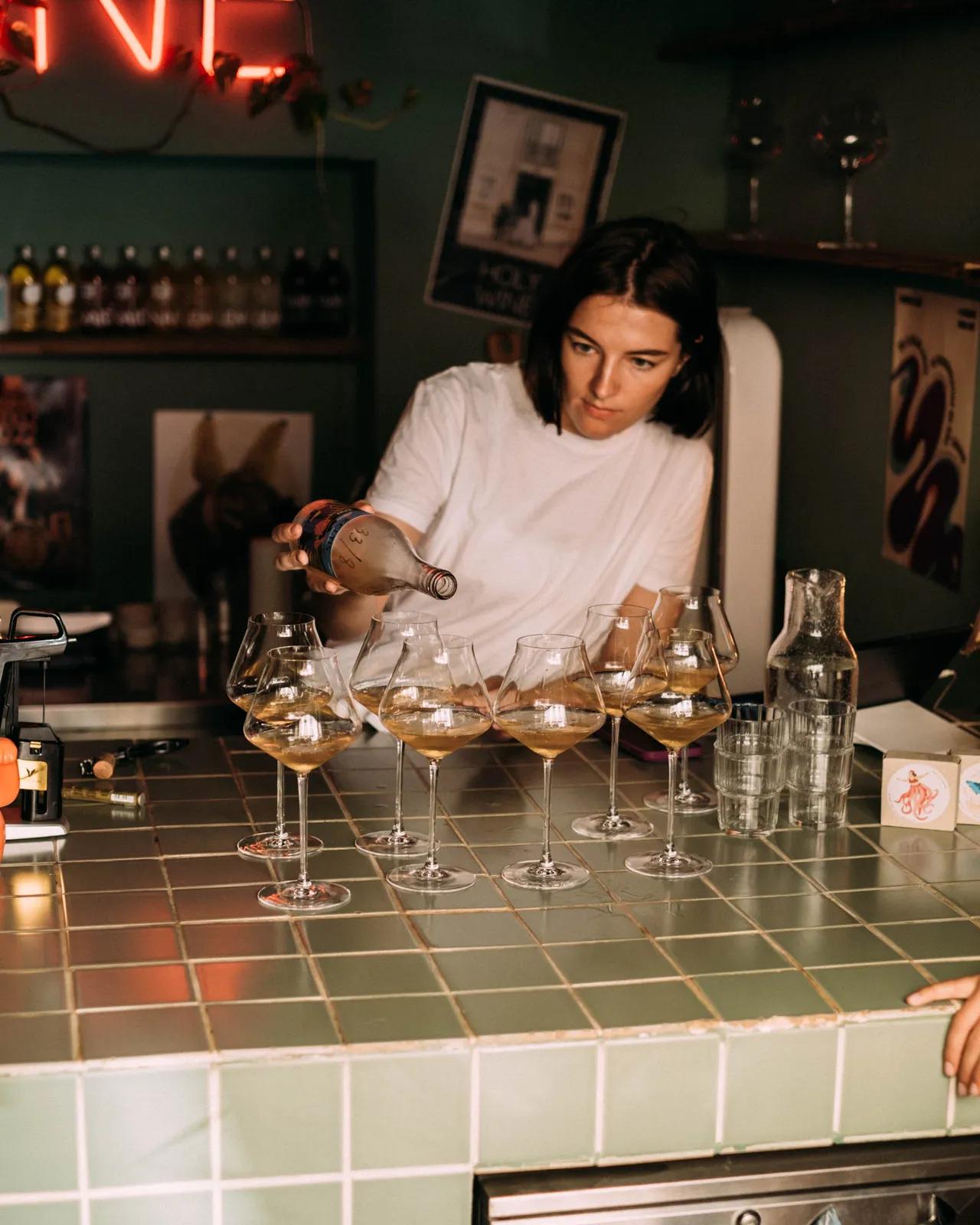 Bartender häller upp vin i Lissabon