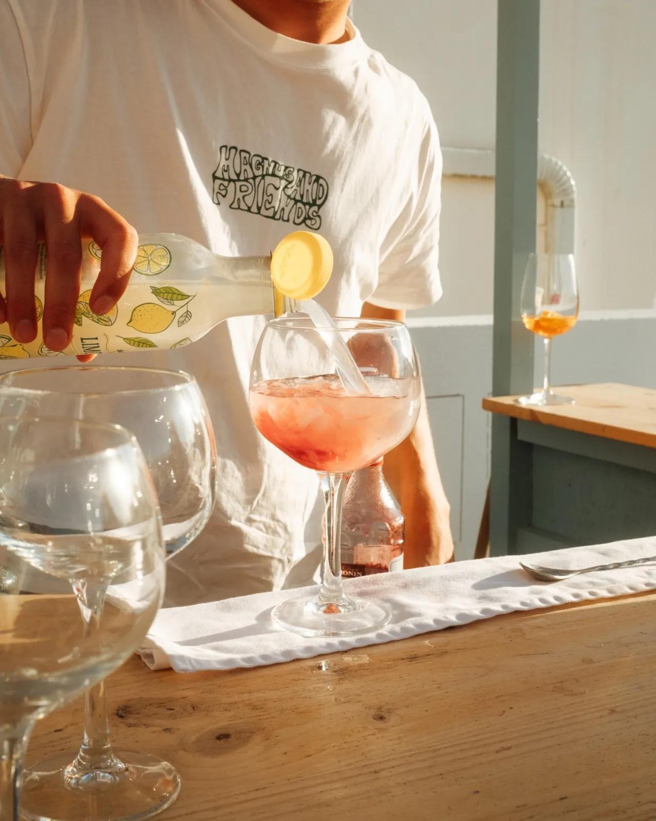 Reseledare häller upp drink