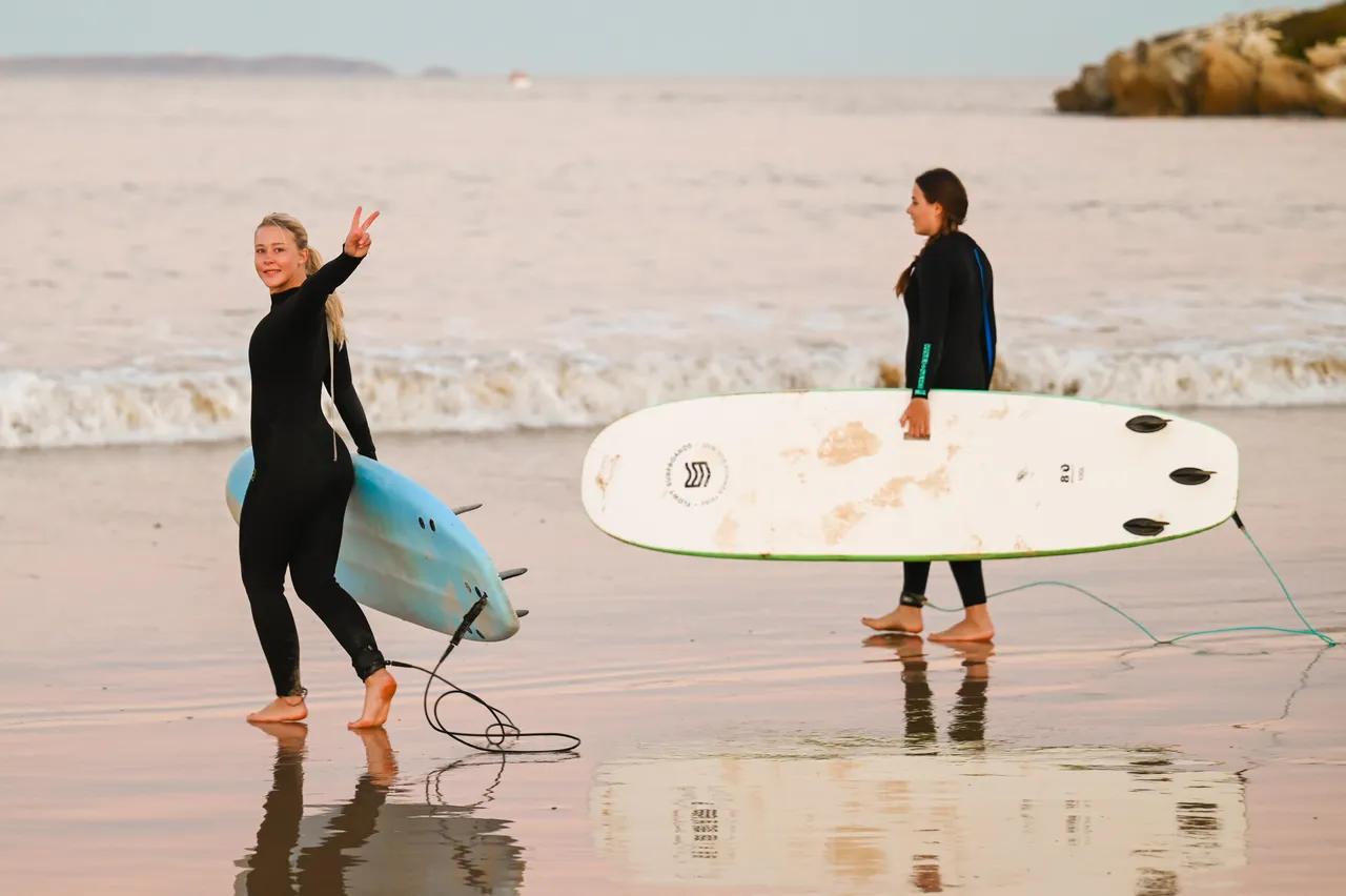 Surfare på stranden