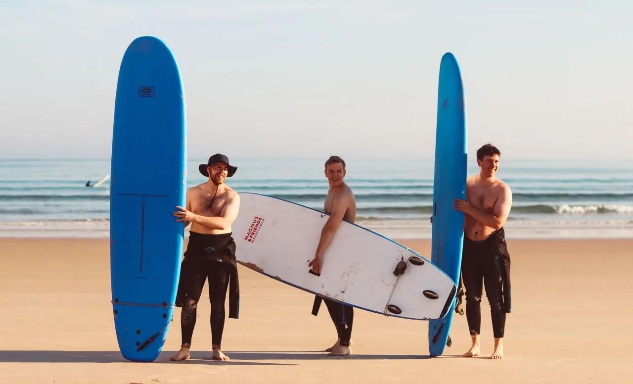 Surfare på stranden